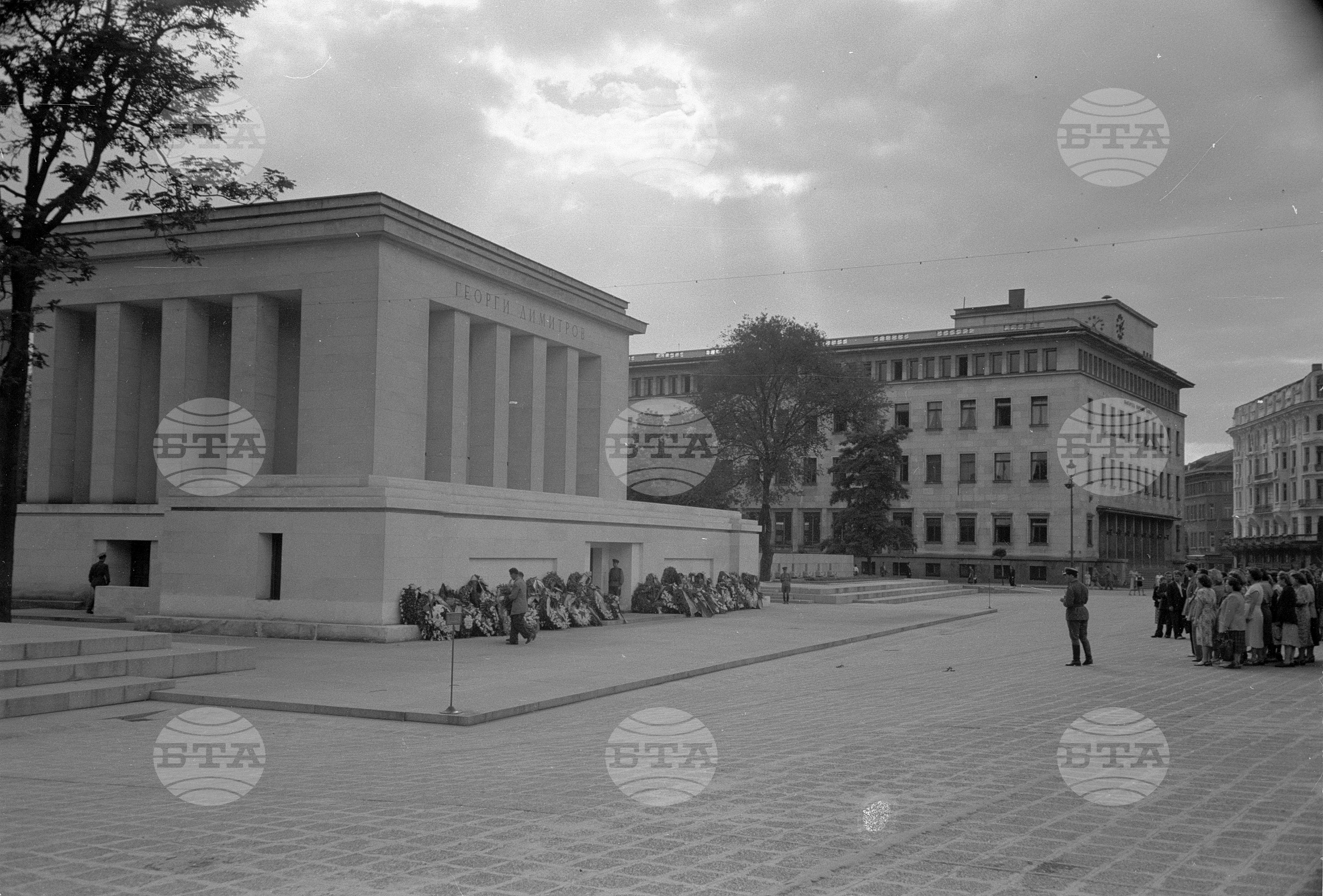 Полагане венци пред Мавзолея на Георги Димитров