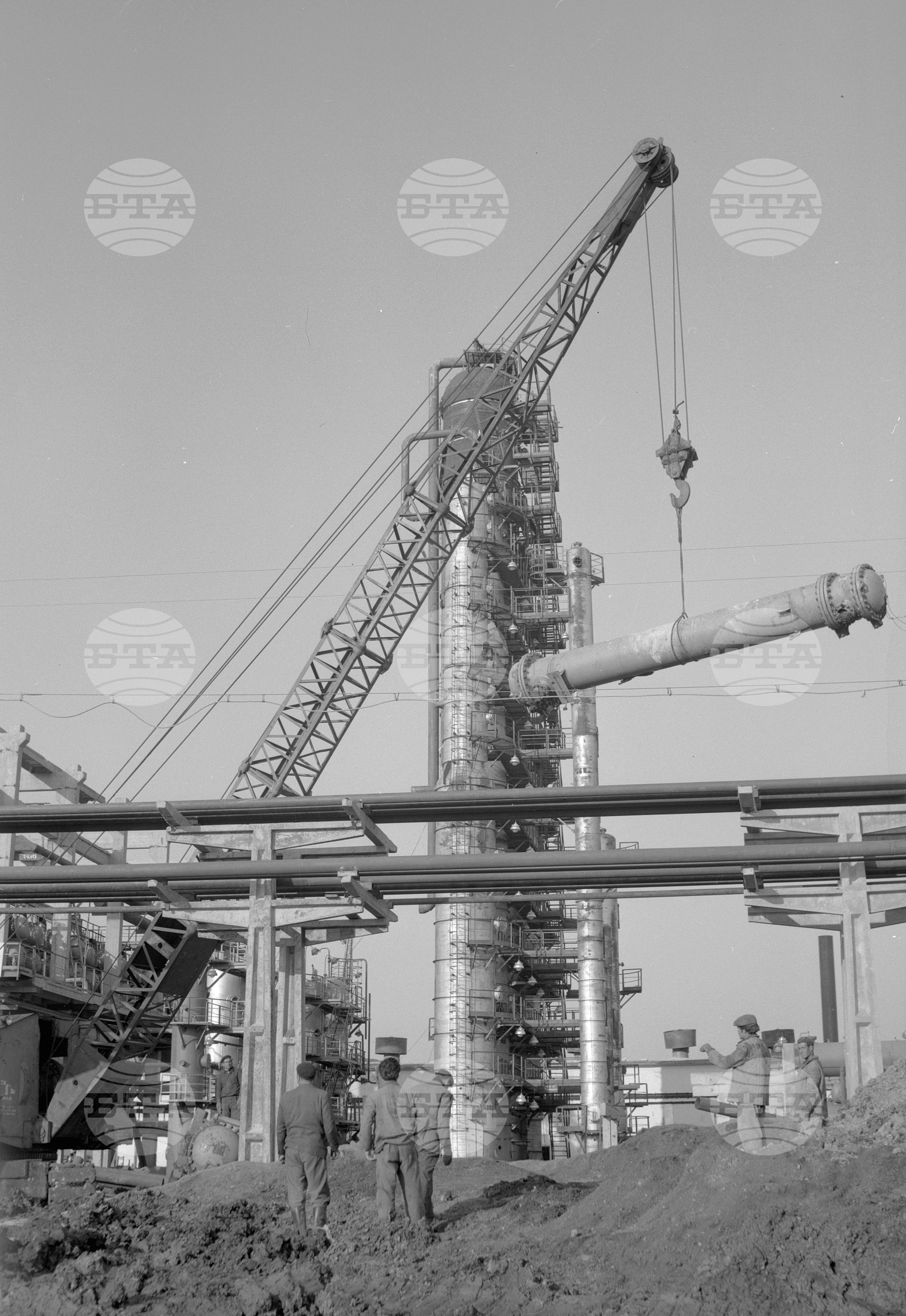 На строежа на нефтопреработвателния завод край Бургас