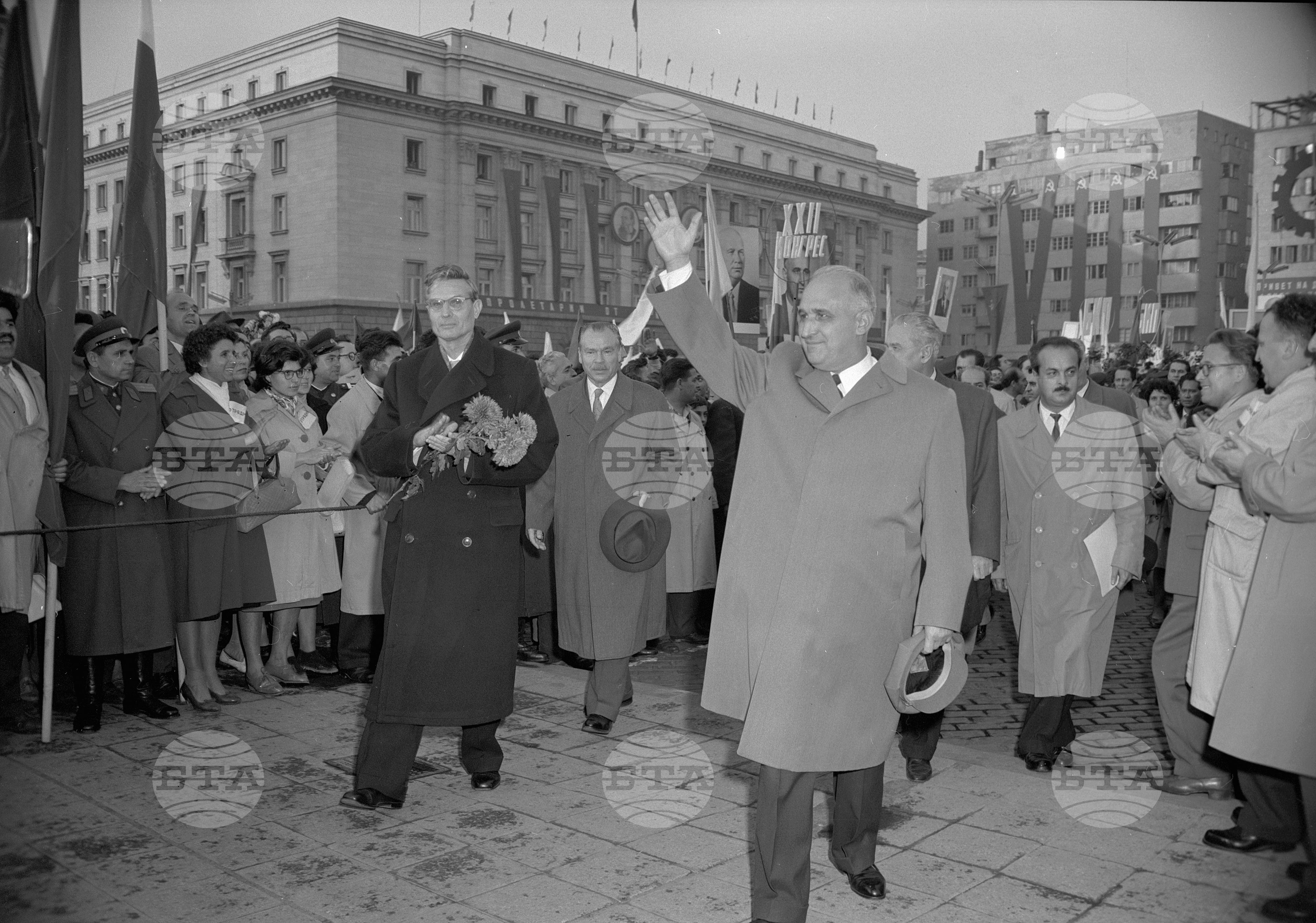Многохиляден митинг в столицата по случай завършването на Осмия Конгрес на Българската комунистическа партия