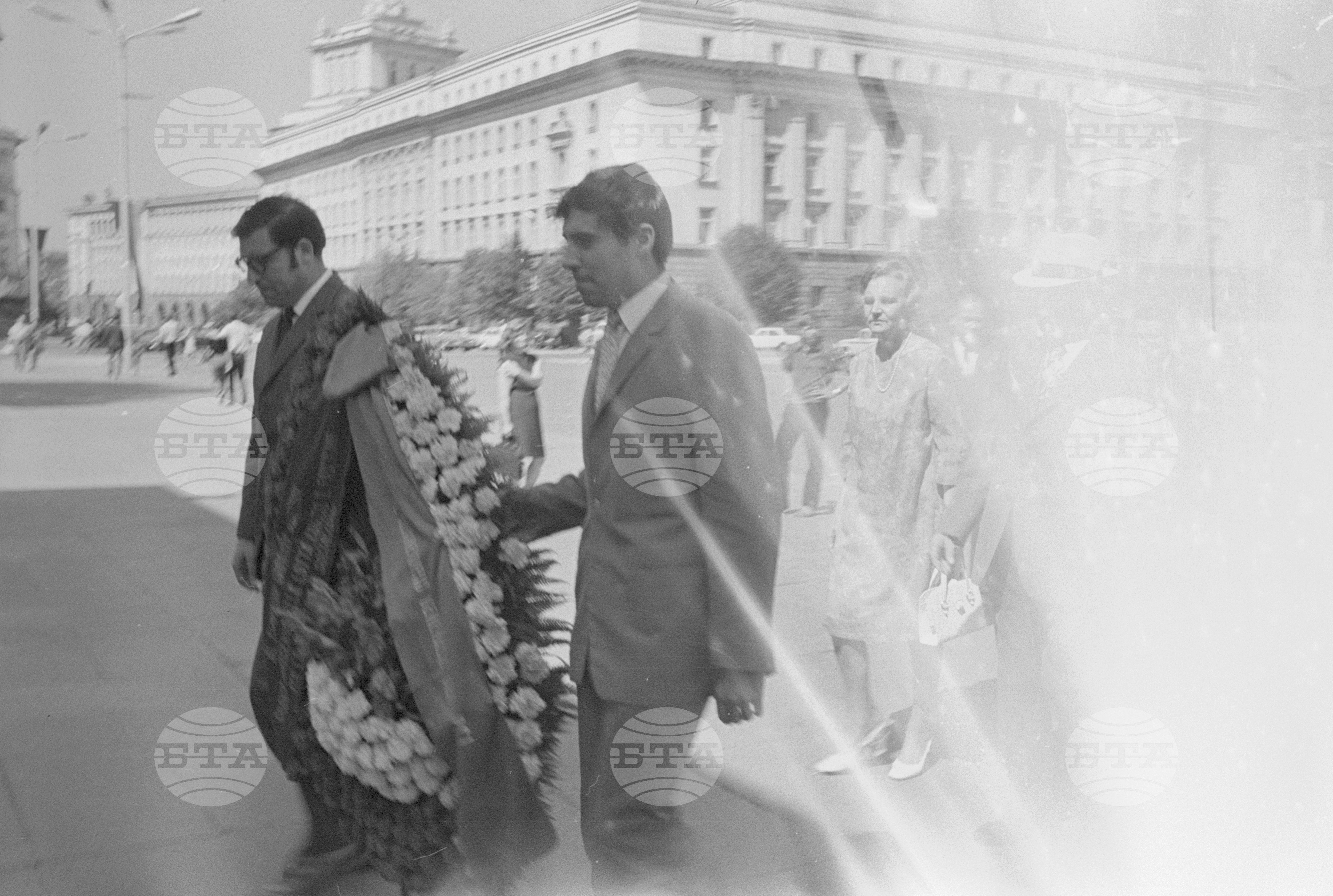 Луиджи Лонго положи венец пред Мавзолея на Георги Димитров