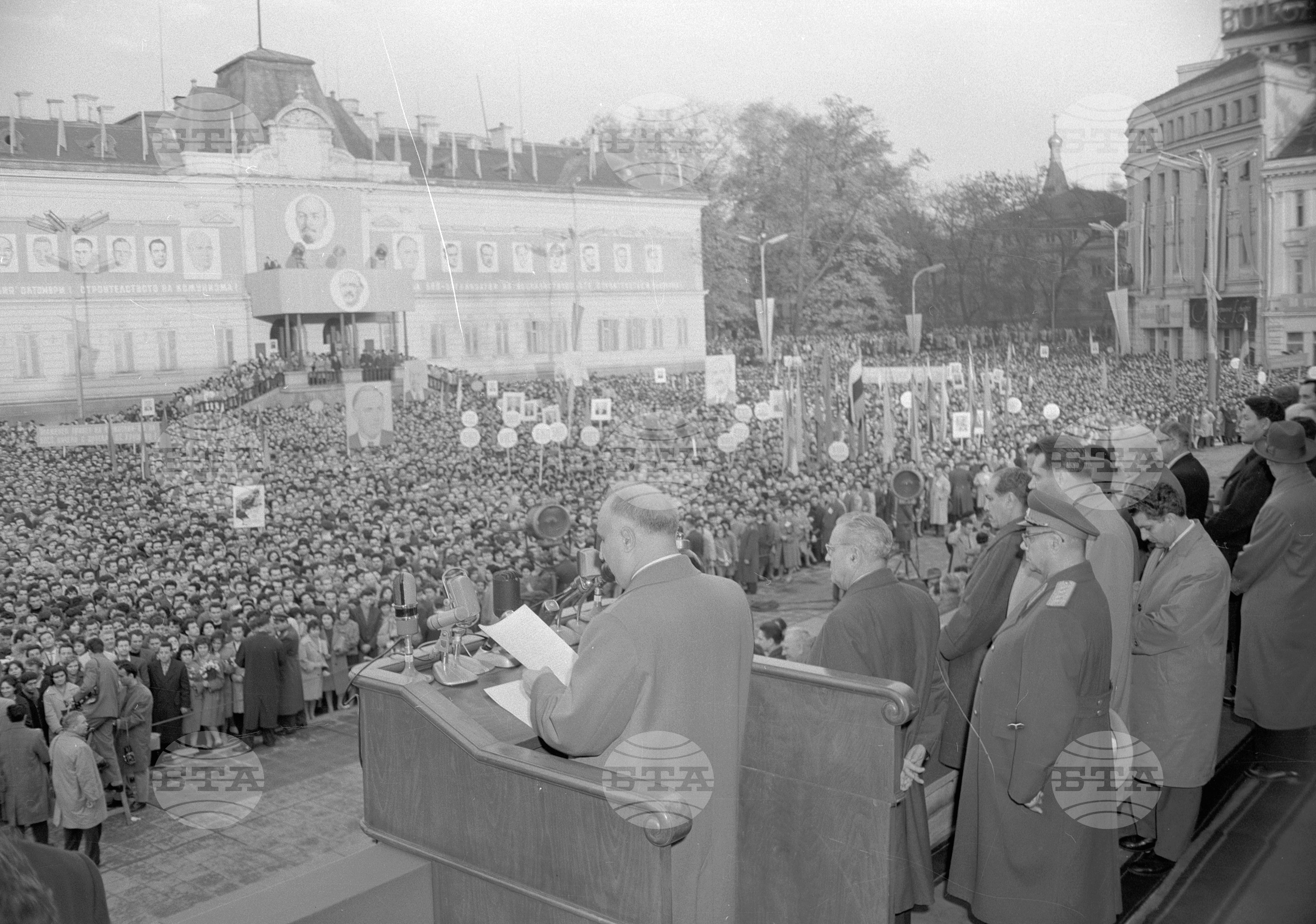 Многохиляден митинг в столицата по случай завършването на Осмия Конгрес на Българската комунистическа партия
