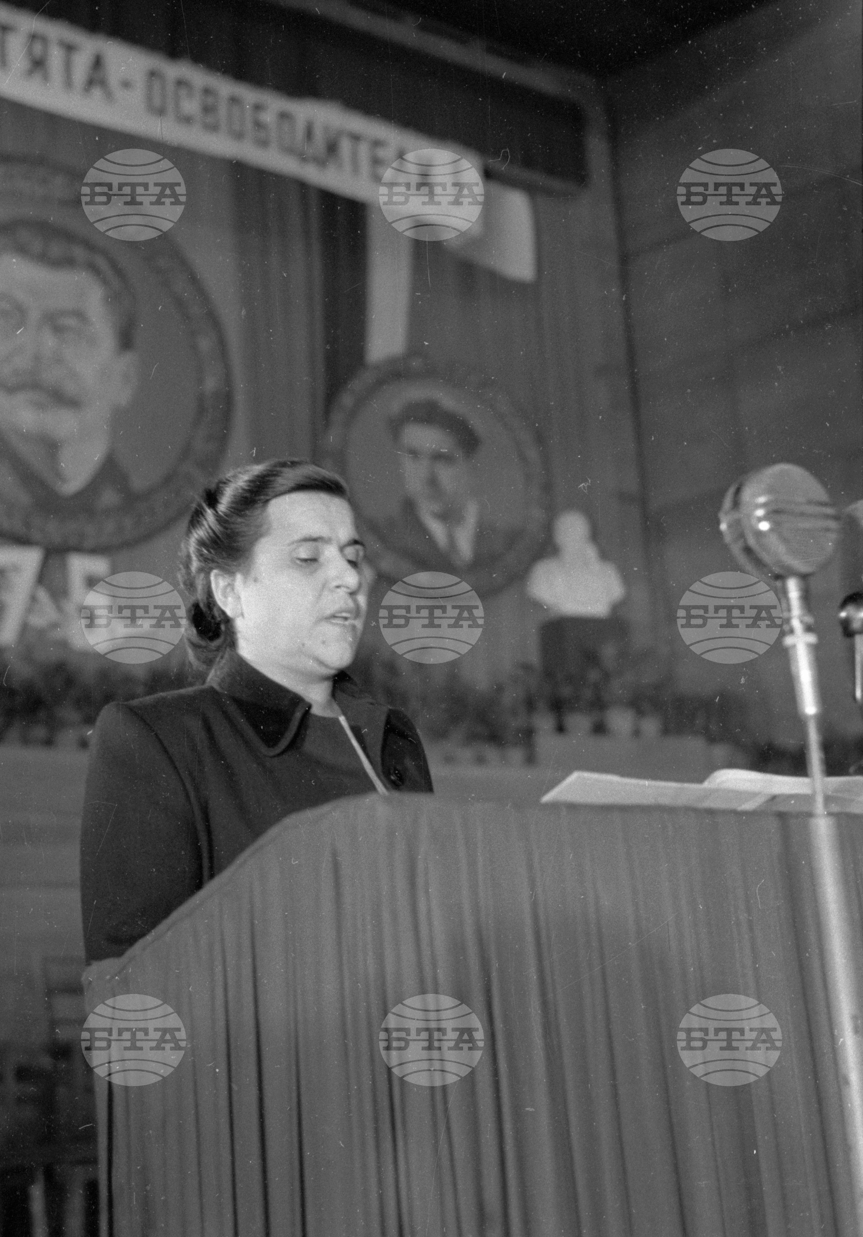 Тържествено събрание в зала „България" по случай 75-годишнината от освобождението на София