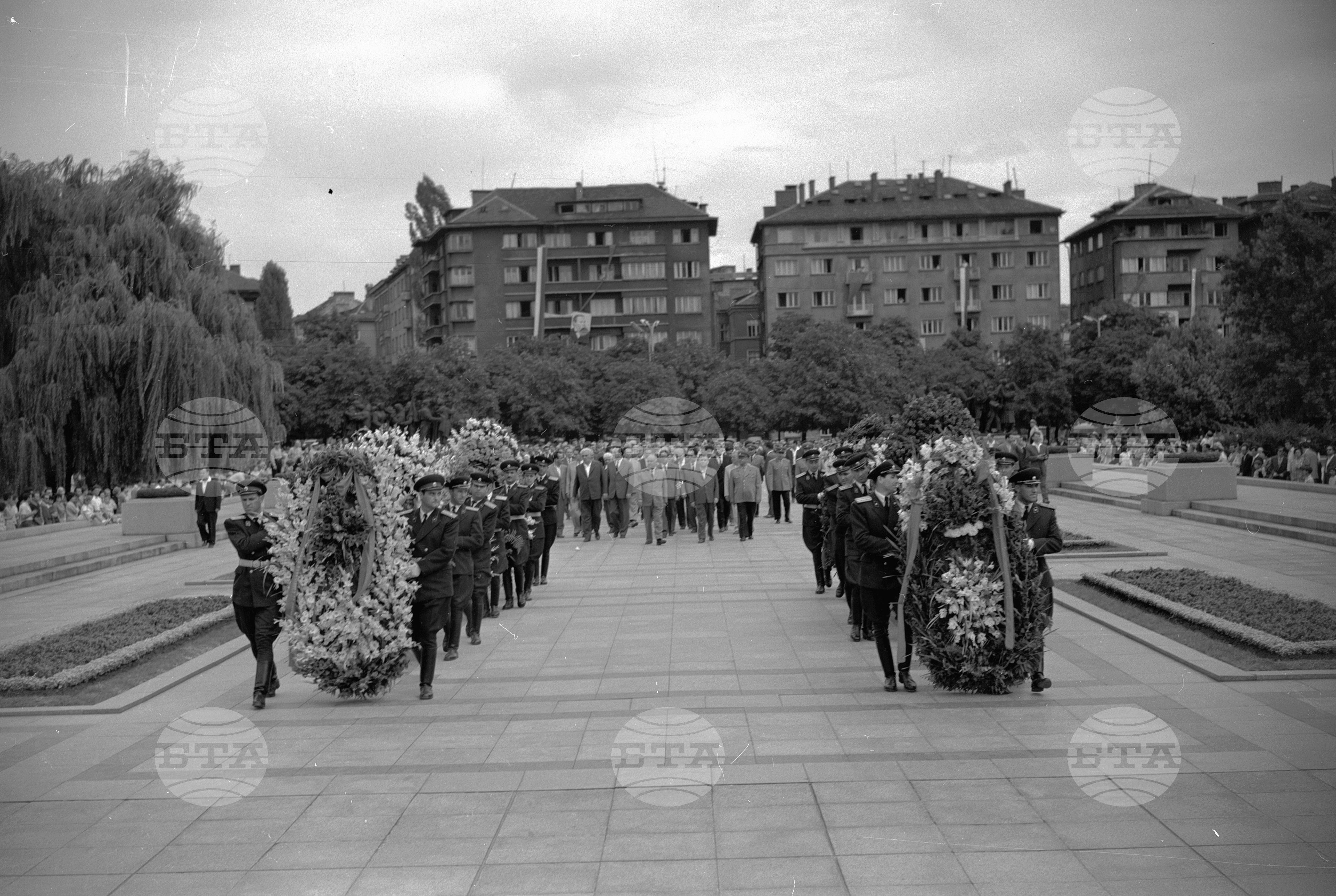 Полагане на венци пред паметника на Съветската армия в София