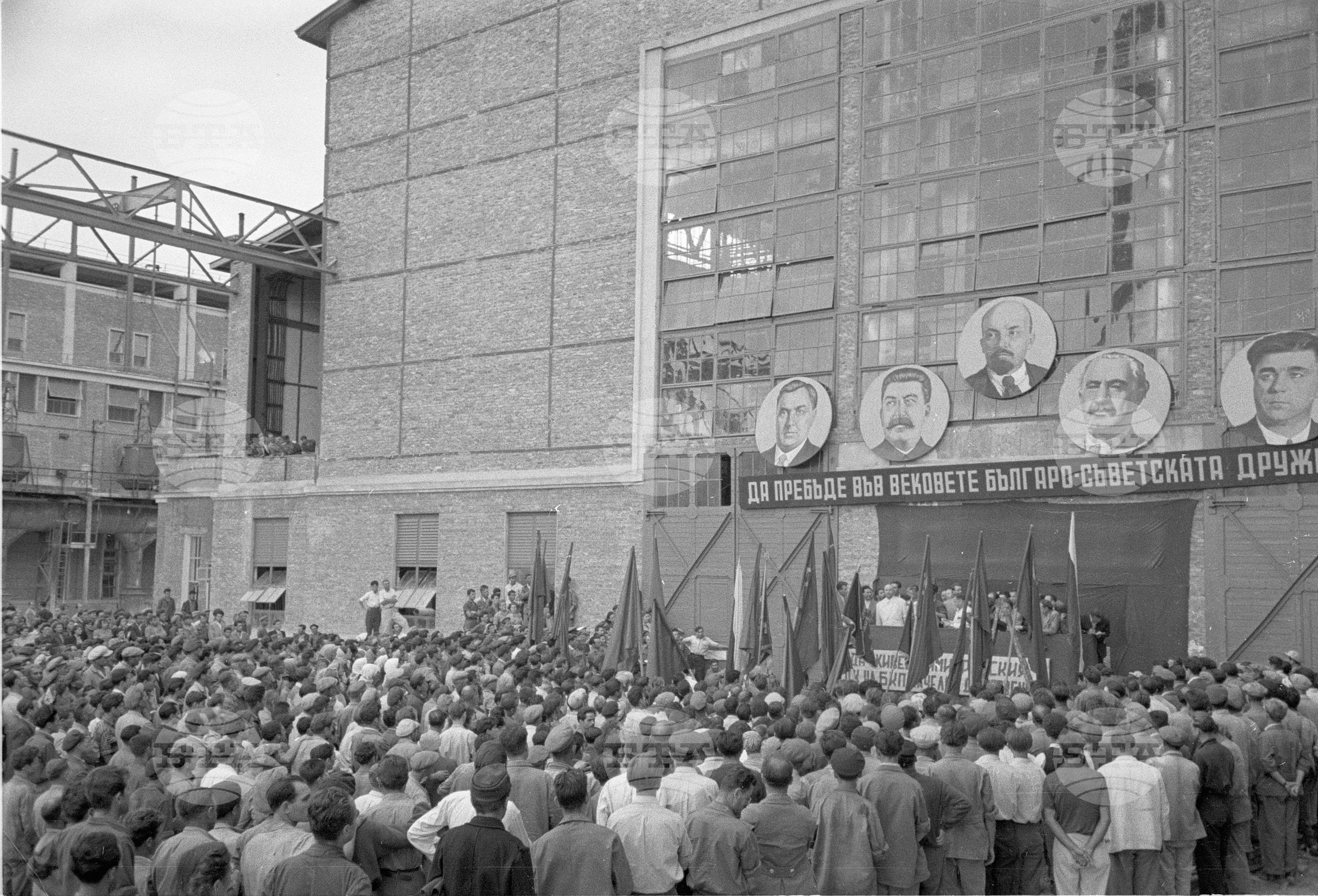 Държавен металургичен завод „Ленин“ - 1953 година - отливане на първата българска стомана