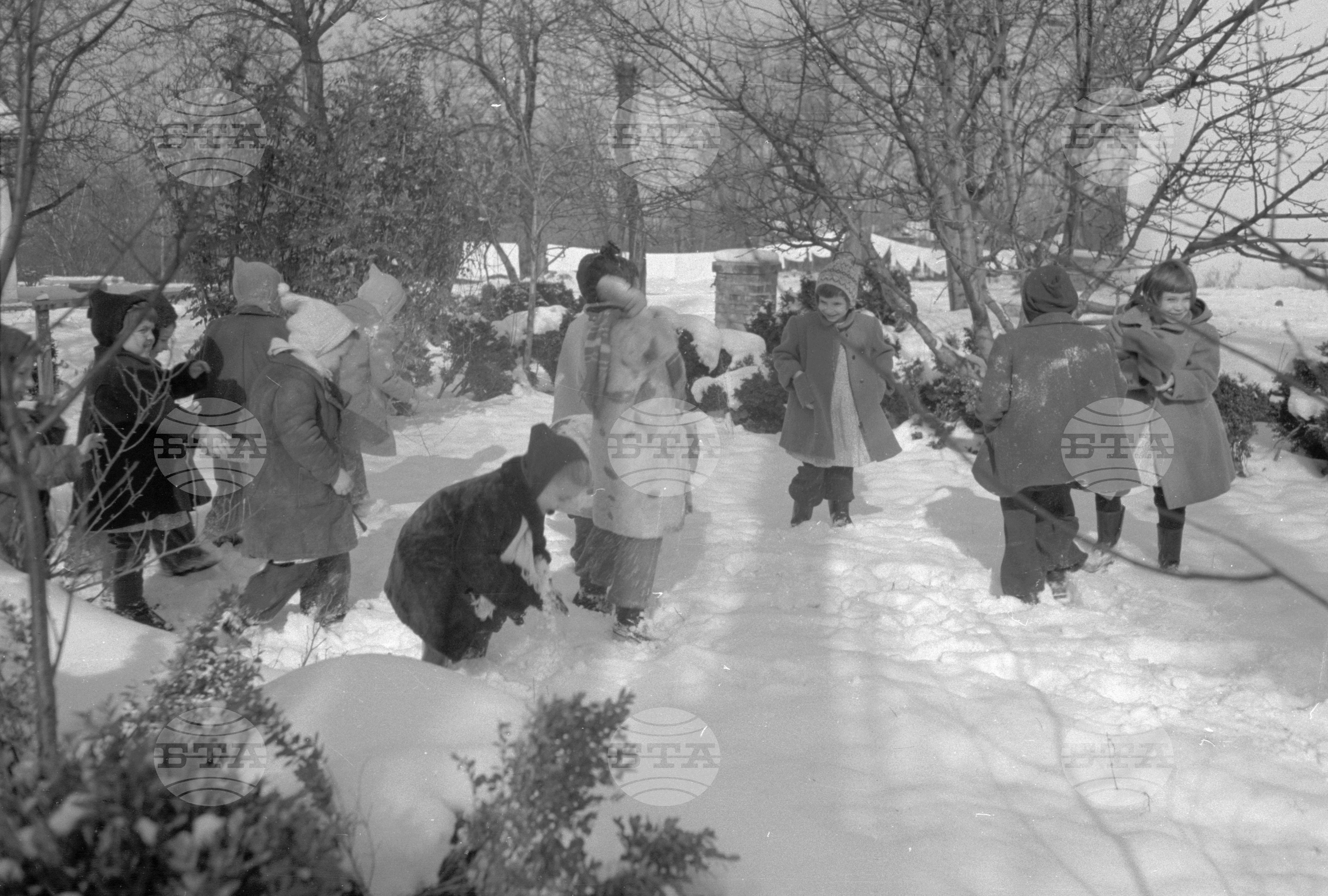 Зимни снимки в седмичната детска градина за деца на служители на МНО (Министерство на народната отбрана)