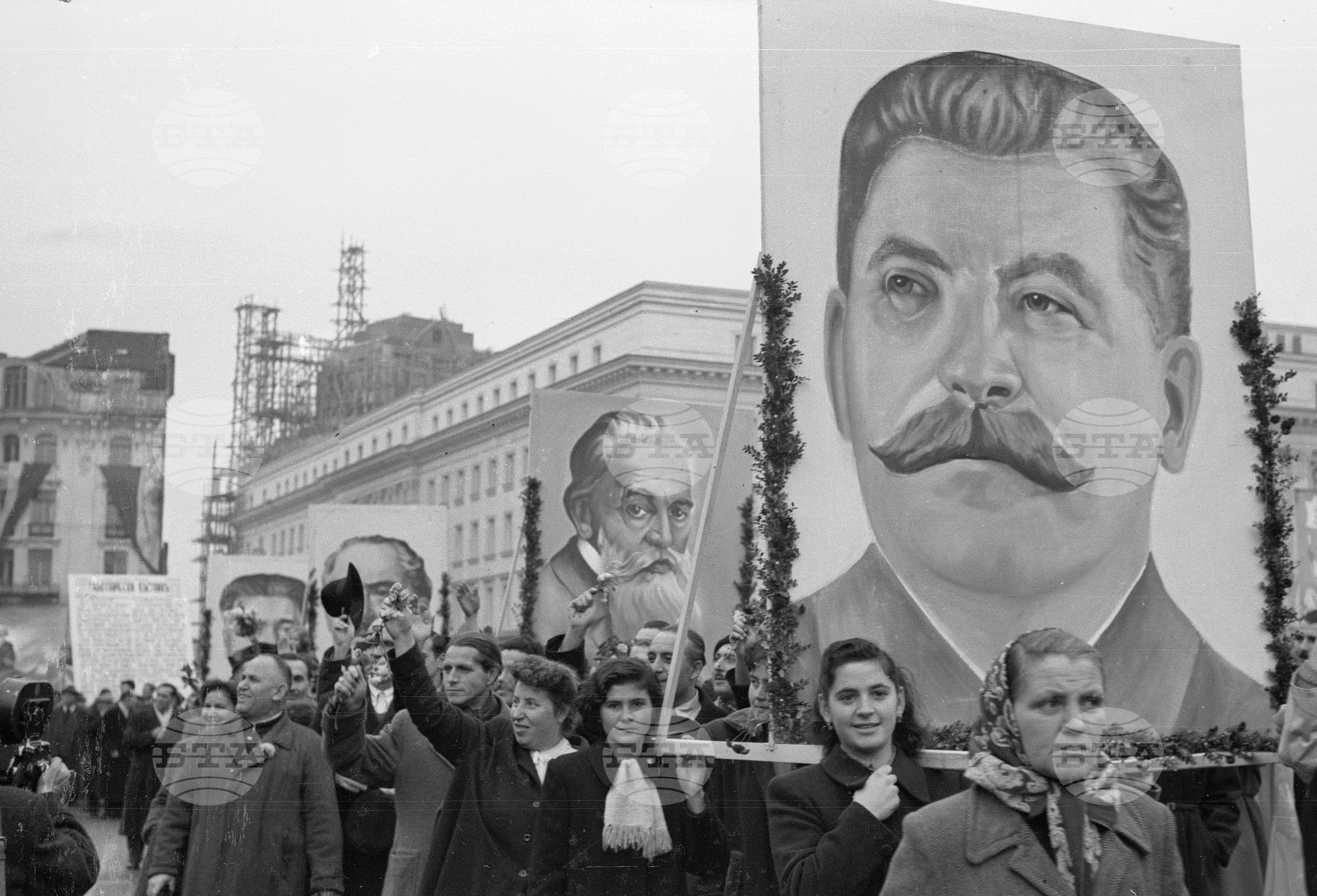 Манифестация на трудещите се от София по случай 36-та годишнина от Великата октомврийска социалистическа революция
