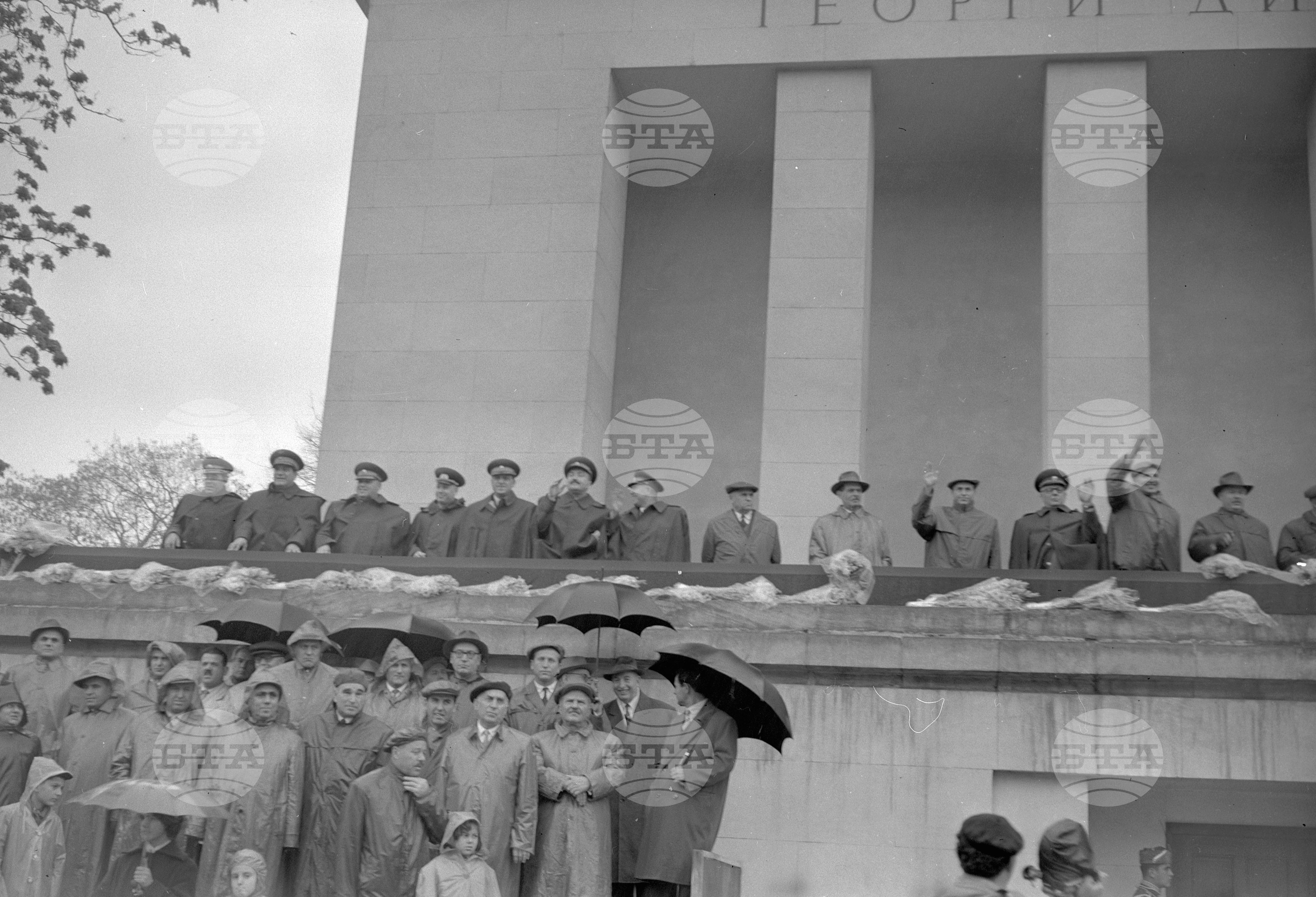 Величествената манифестация на трудещите се в София по случай 44-годишнината от Октомврийската социалистическа революция част 3