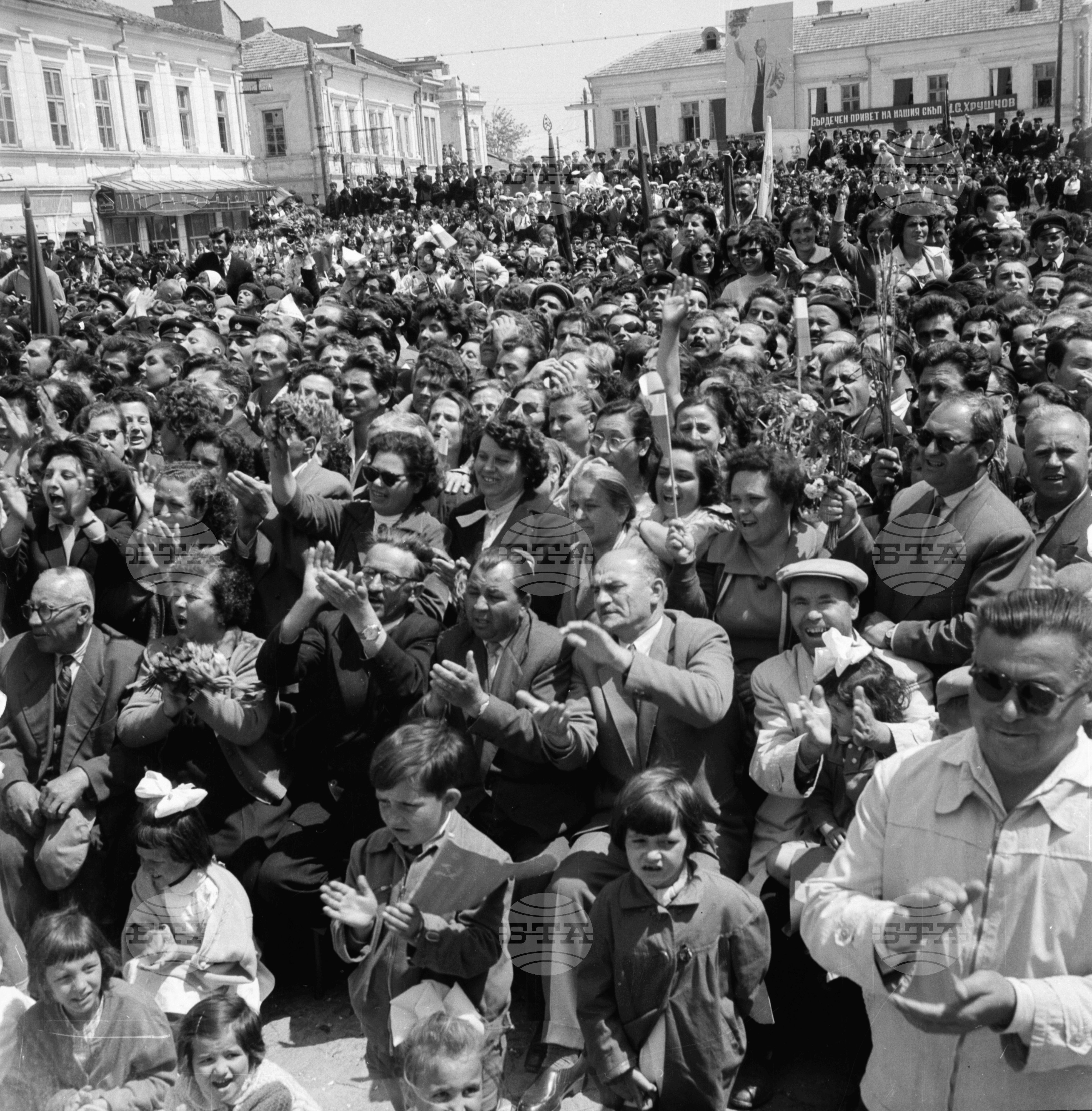 Съветската партийно-правителствена делегация, начело с Н.С. Хрушчов на обиколка из страната. Посрещане и митинг на дружбата в град Толбухин (днес Добрич)