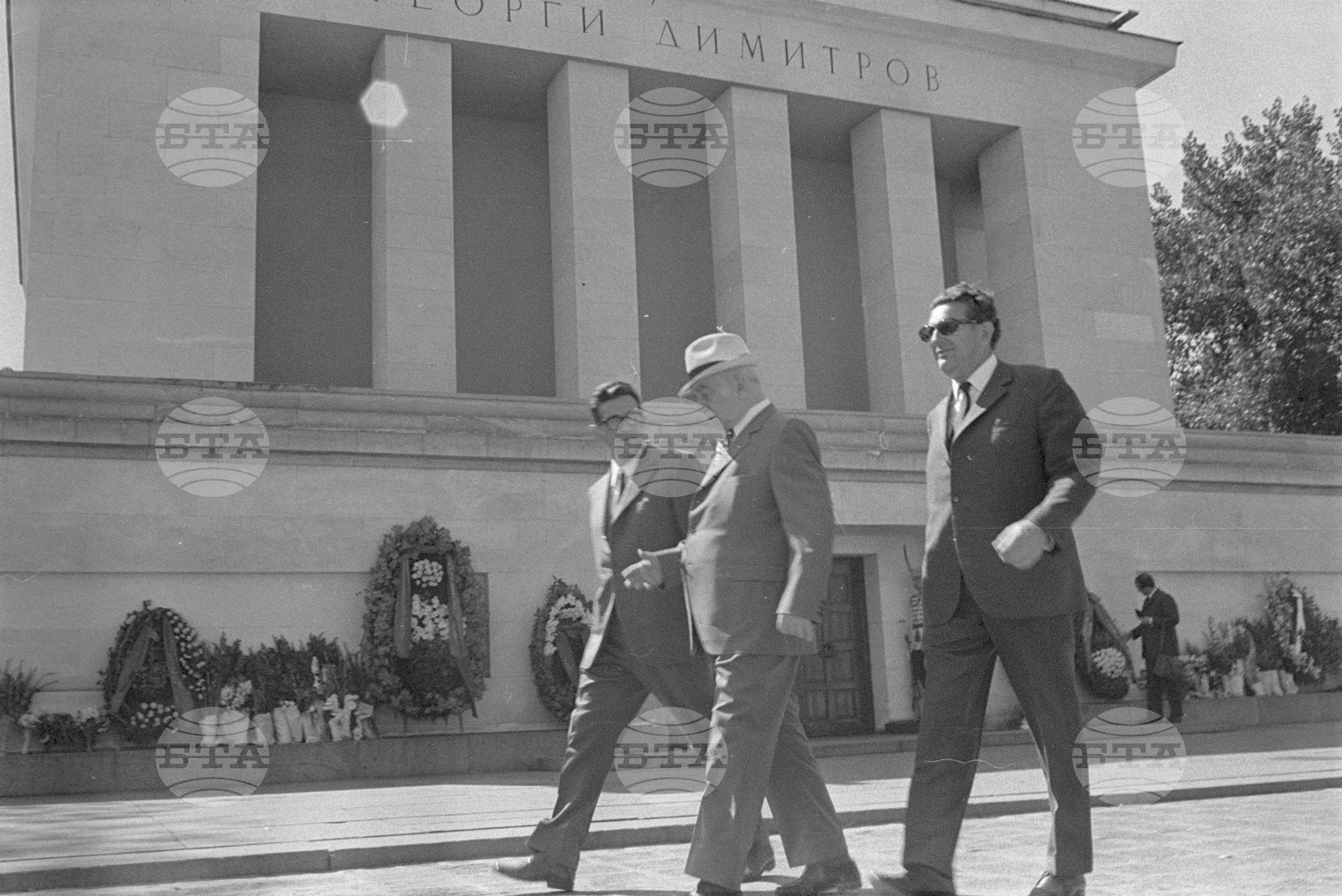 Луиджи Лонго положи венец пред Мавзолея на Георги Димитров