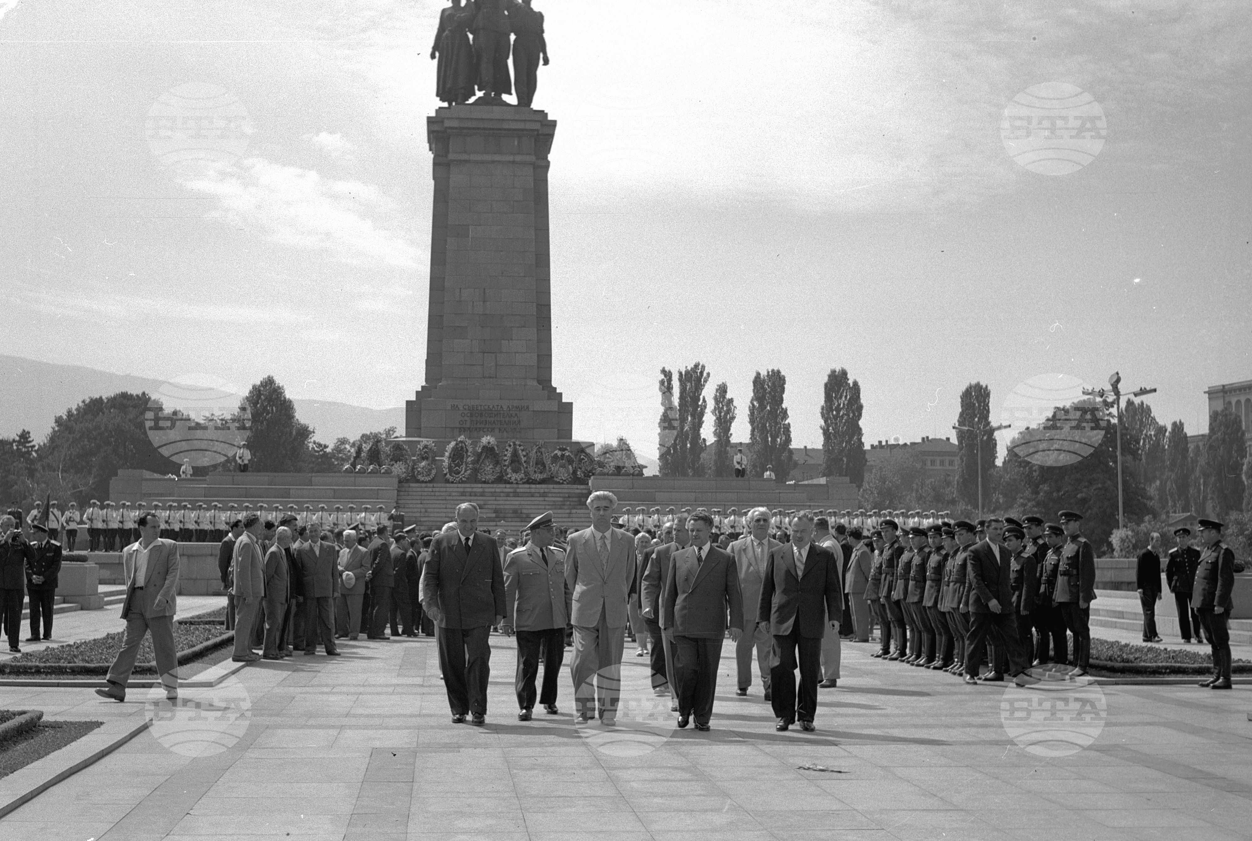 Венци пред Паметника на Съветската армия и Паметника на героите, загинали в борбата против фашизма