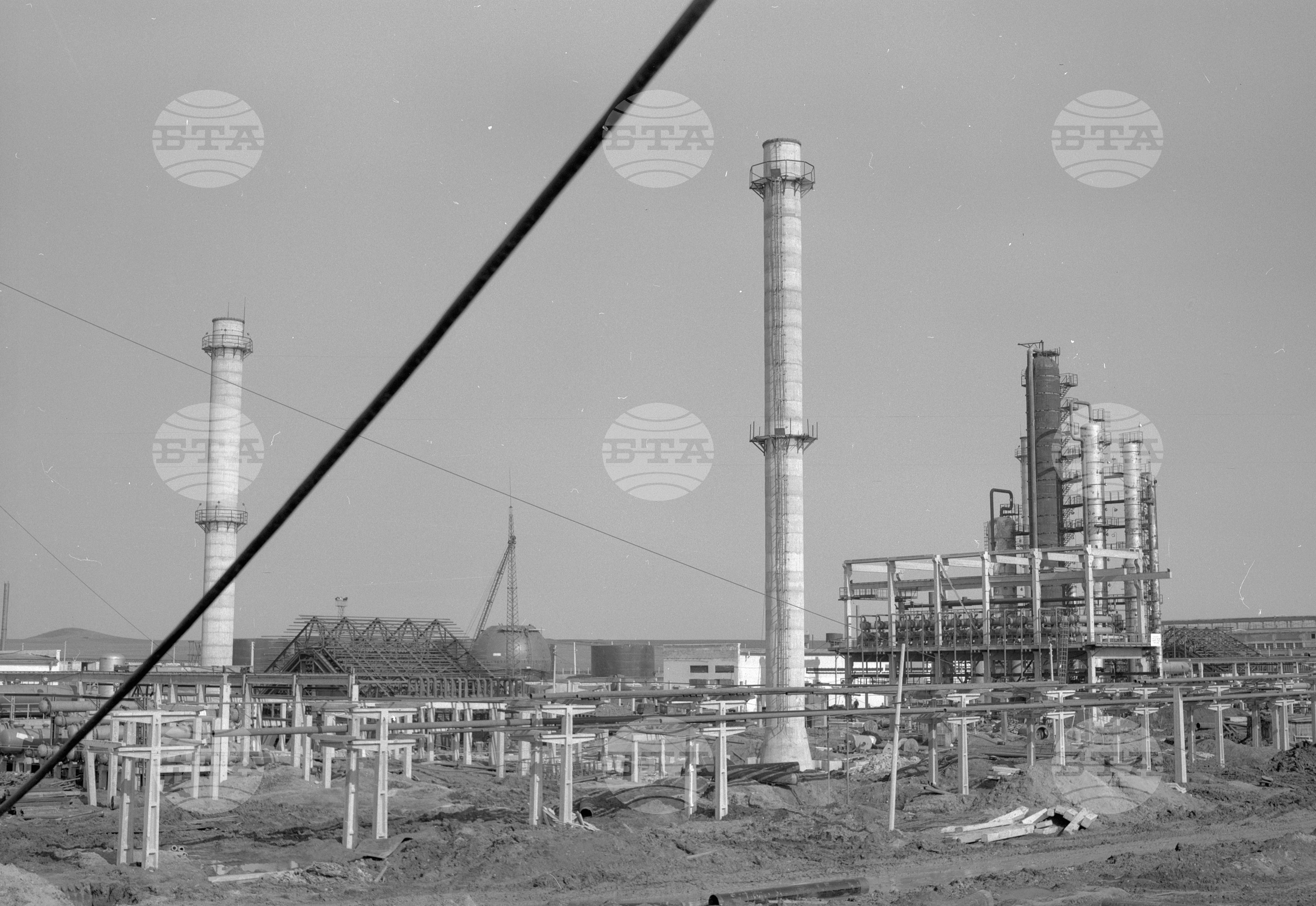 На строежа на нефтопреработвателния завод край Бургас