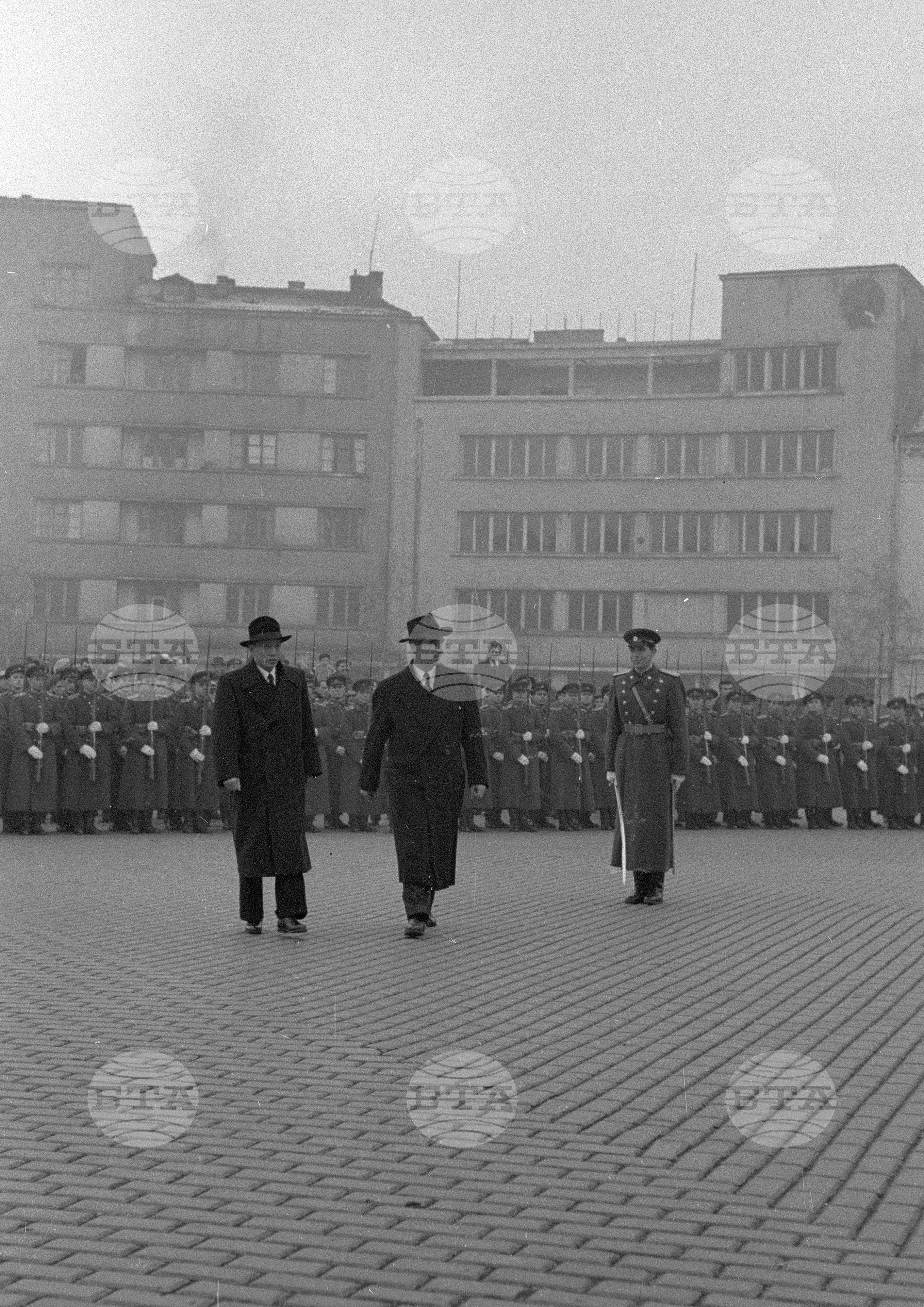Пълномощен министъp на КНДР Ко Бон Ги, придружен от зам. директора на протокола Аргир Алексиев, на влизане в Президиума на Народното събрание