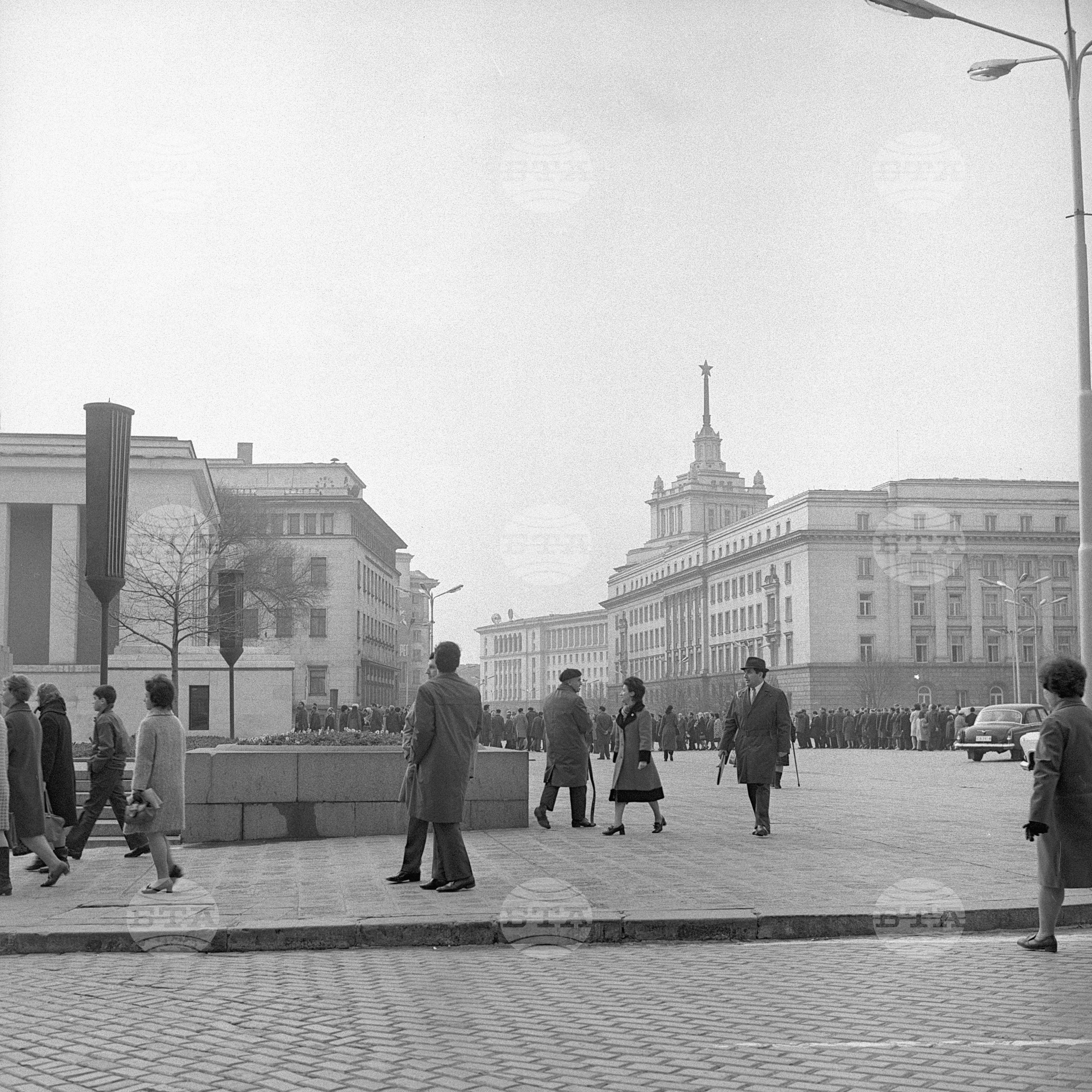 Участниците във "влака на мира" от СССР (Съюзът на съветските социалистически републики) положиха венец пред мавзолея на Георги Димитров