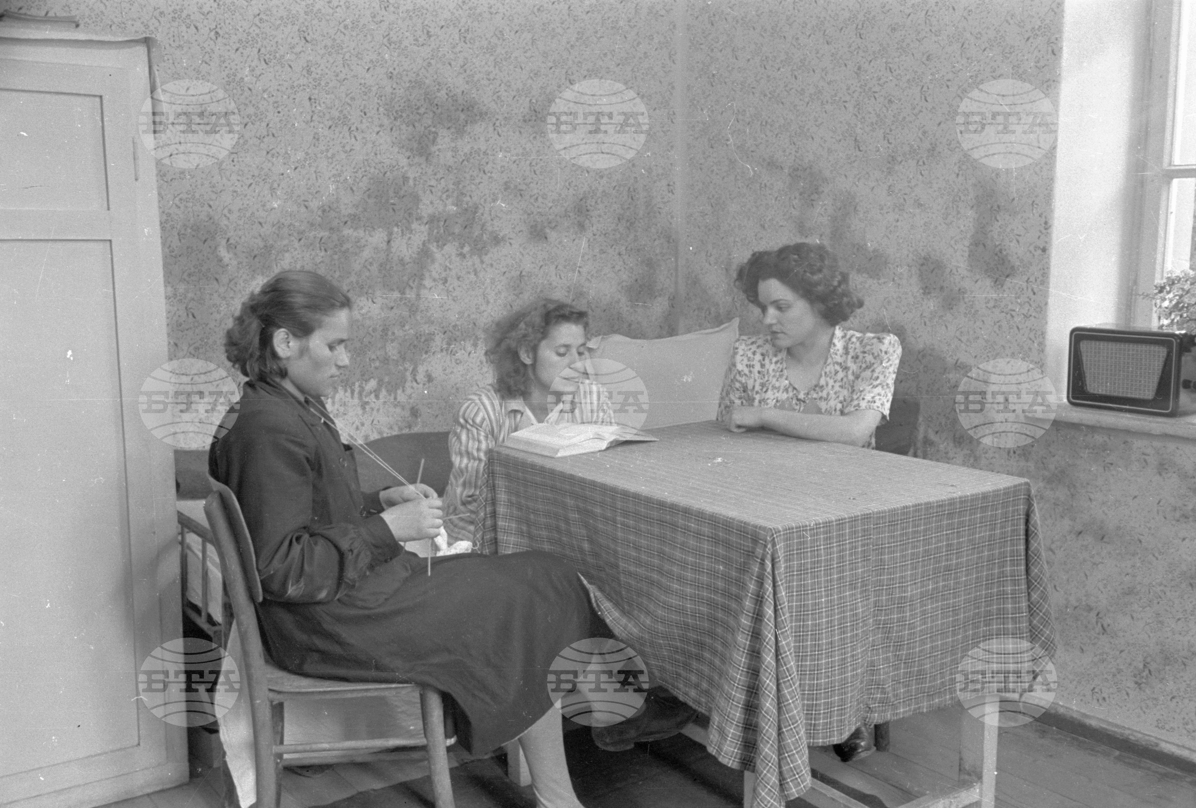 Из живота на работниците във ф-ка „1-ви май“ в Сталин (дн. Варна) - 1953 година