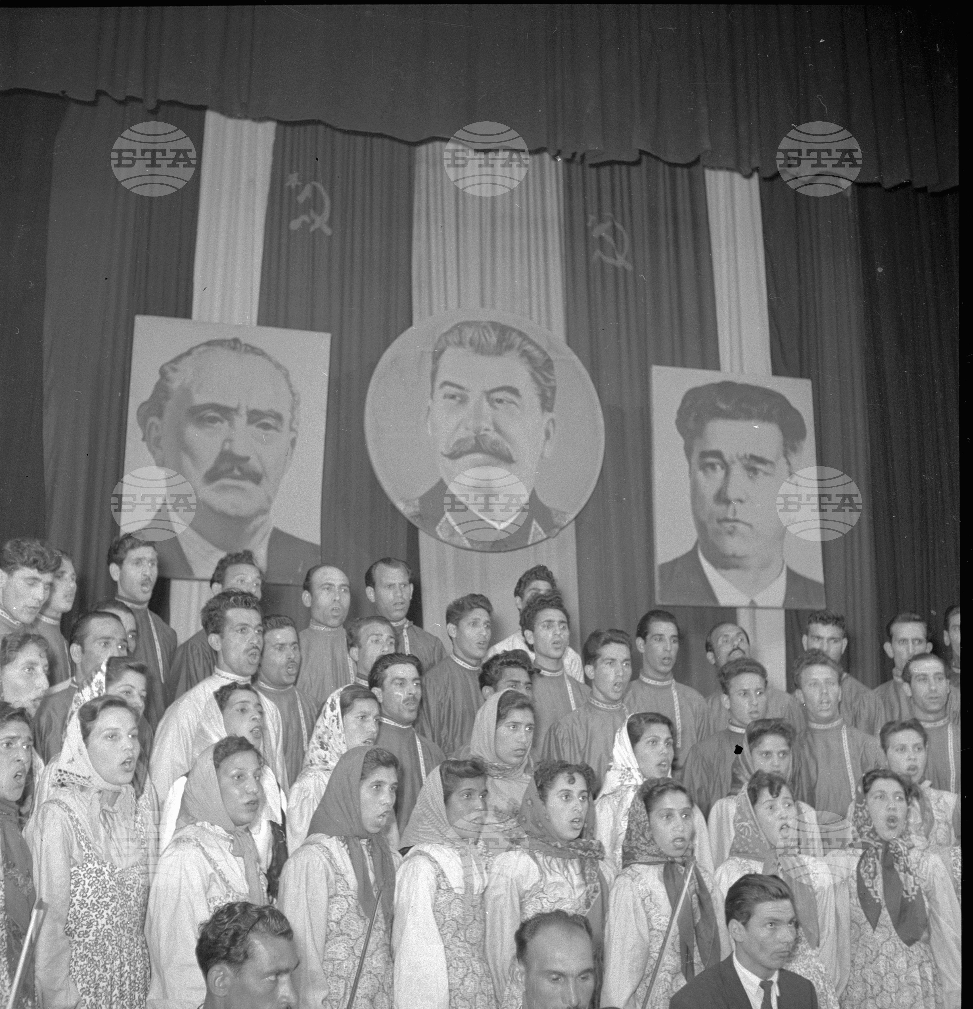 II Национален преглед на градската и селска читалищна хорова и танцова художествена самодейност в театър „Балкан“ (днес Младежки театър)