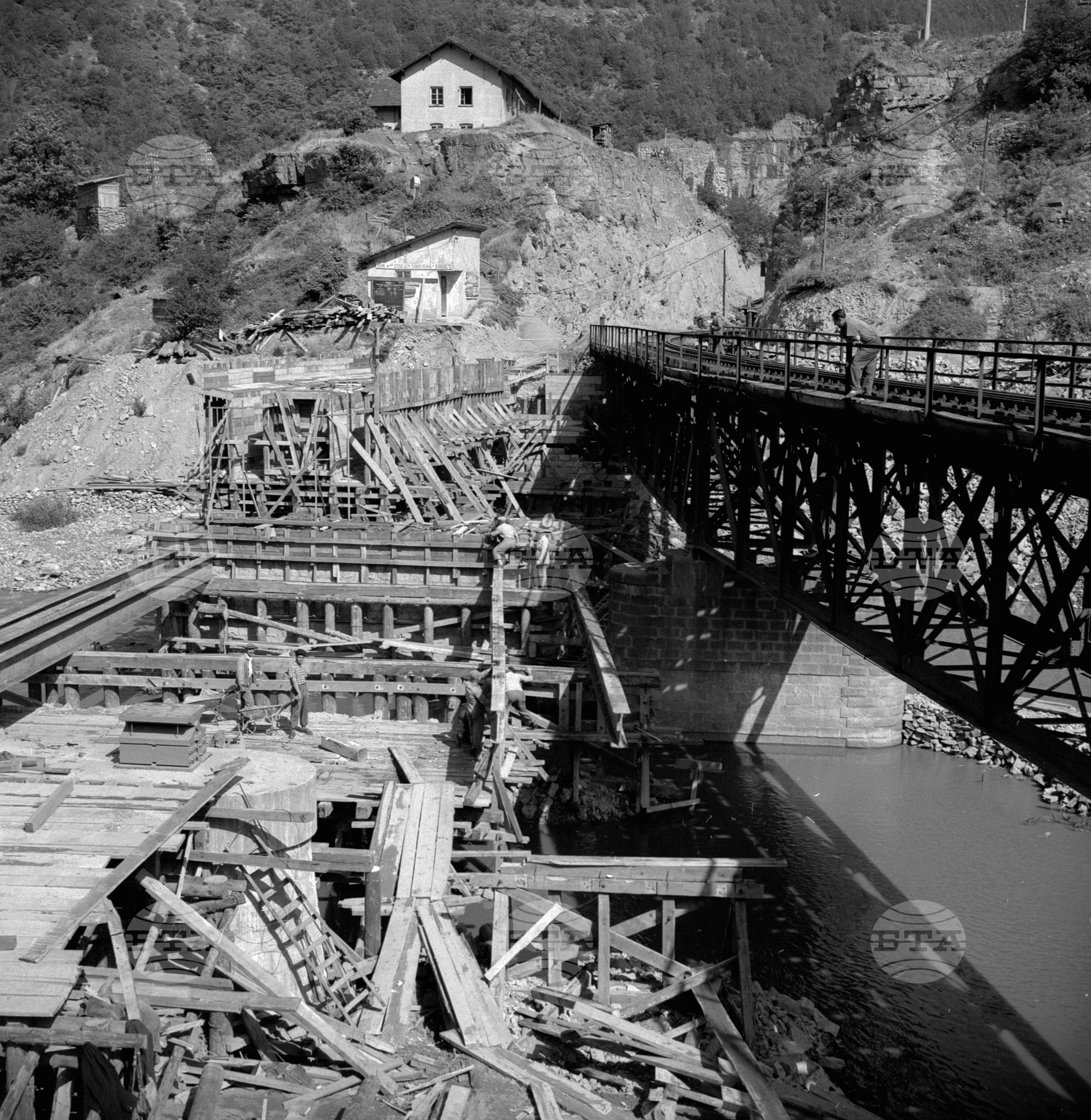 Удвояване железопътната линия през Искърското дефиле