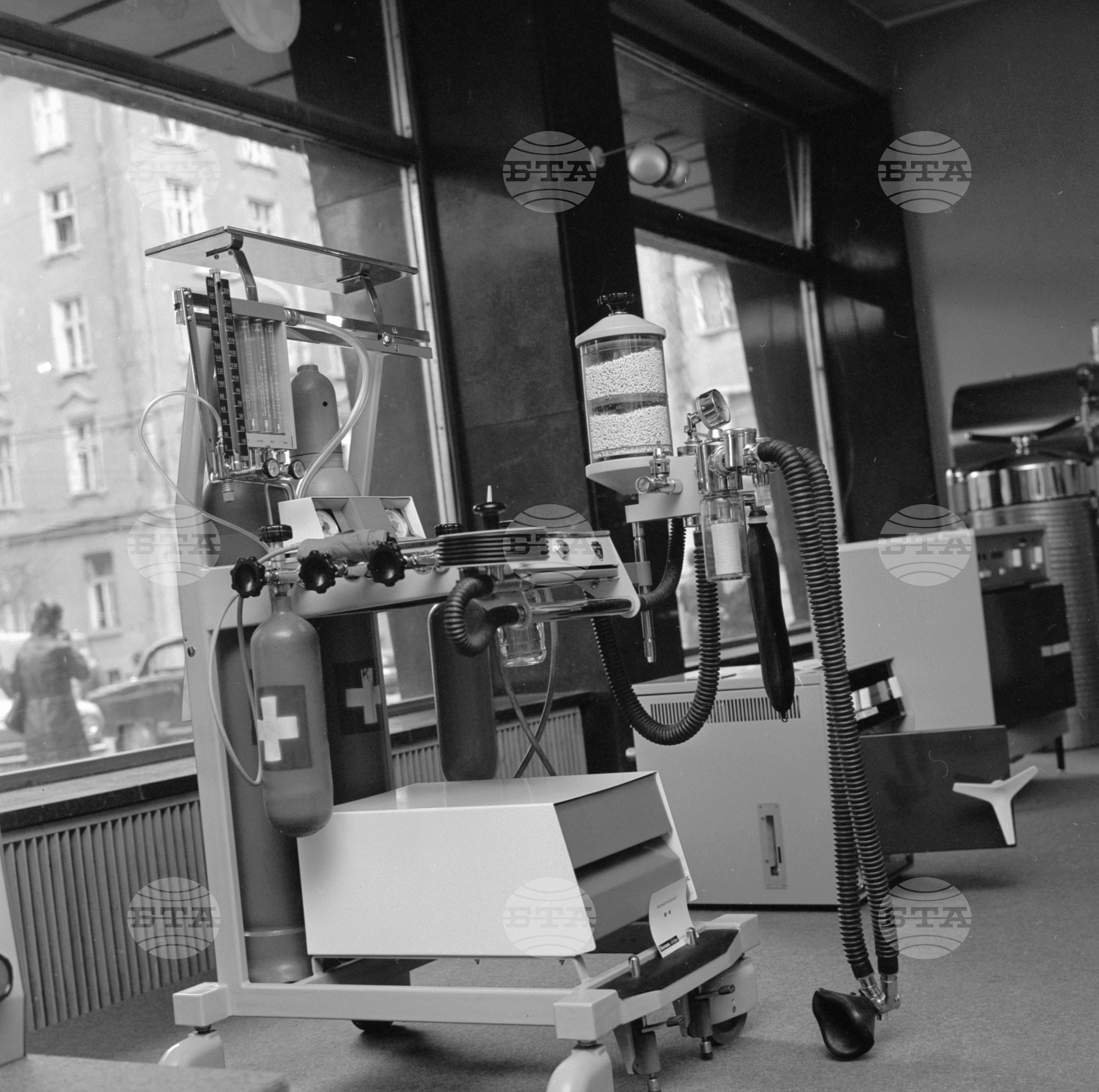 Експонати от специализираната изложба за медицински уреди уредена от Външно-търговското предприятие "Хирана" в ЧССР