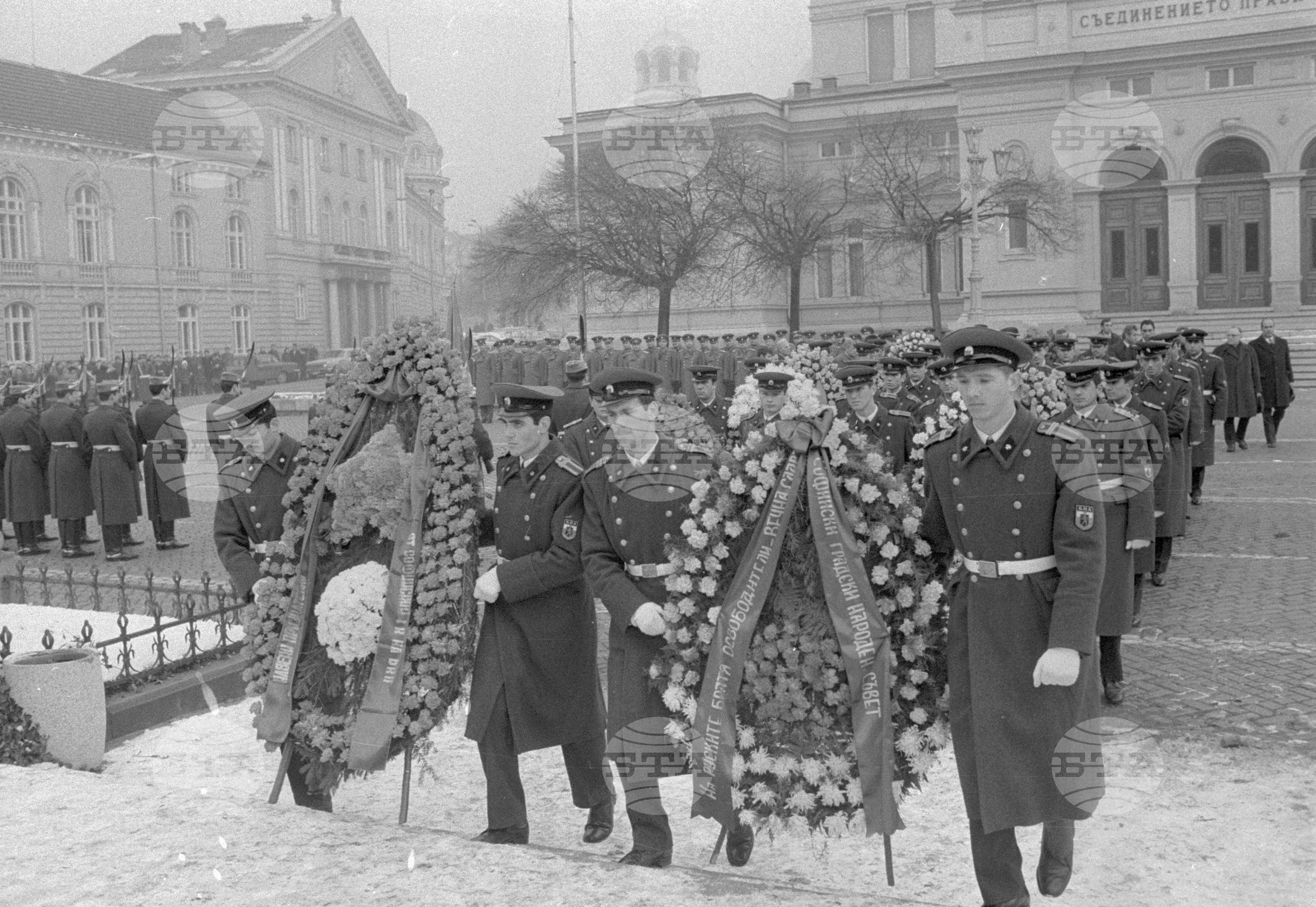 100 години от Освобождението на София - венци пред Паметника на освободителите