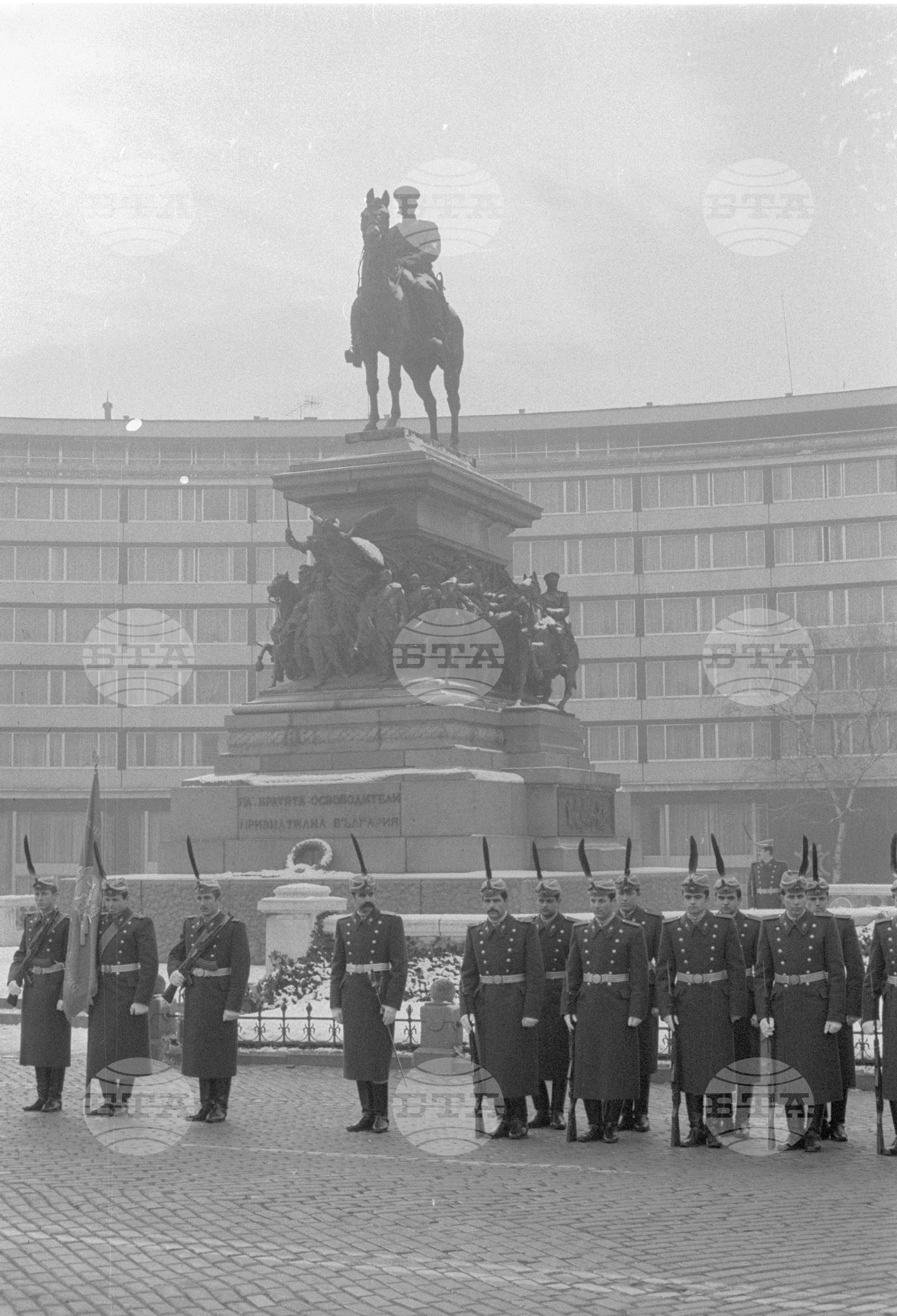 100 години от Освобождението на София - венци пред Паметника на освободителите