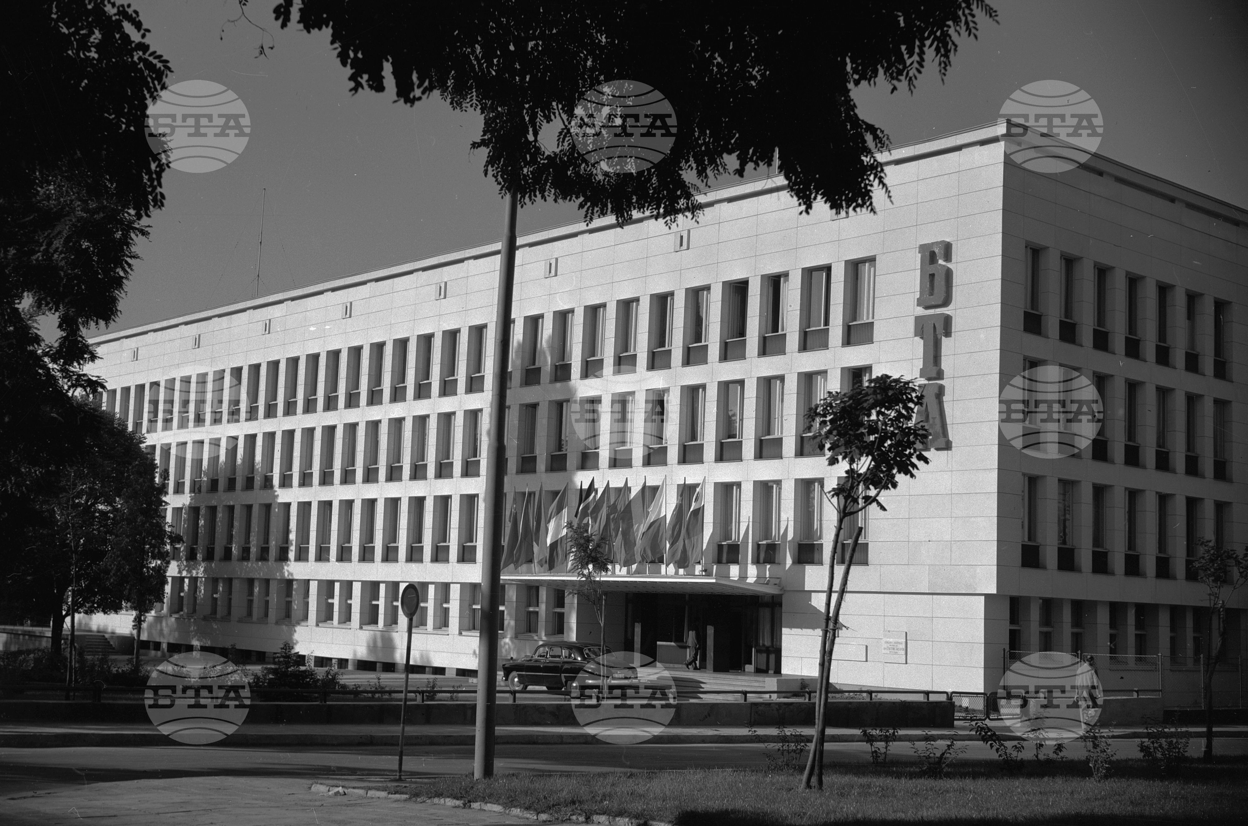 Снимки на сградата на Българска телеграфна агенция, тържествено украсена, по случай съвещанието на директорите на телеграфните агенции от народнодемократичните страни