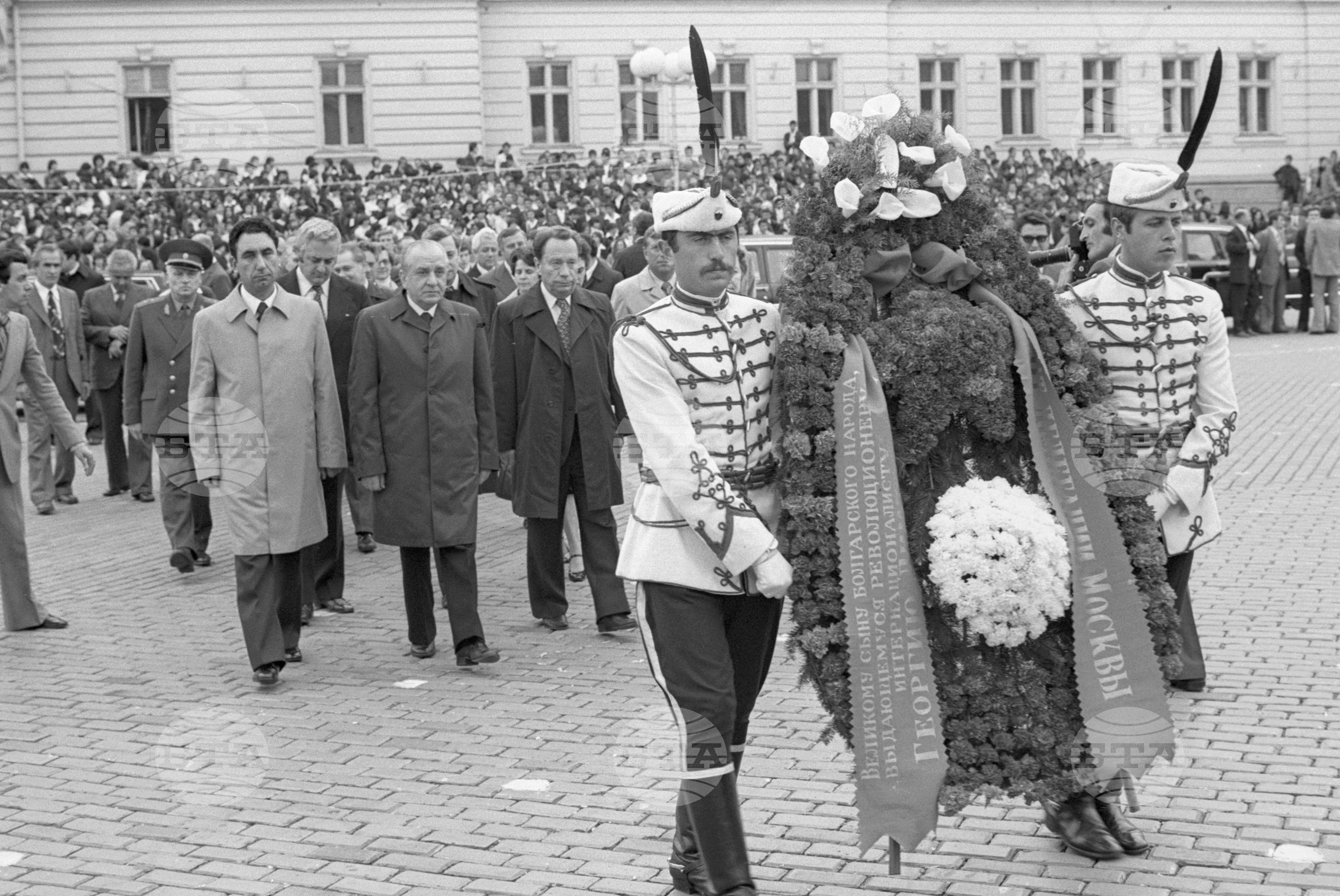Тържествено полагане на венци от членовете на съветската делегация оглавявана от члена на политбюро на Централен комитет на Комунистическата партия на Съветския Съюз (ЦК на КПСС) Виктор Гришин