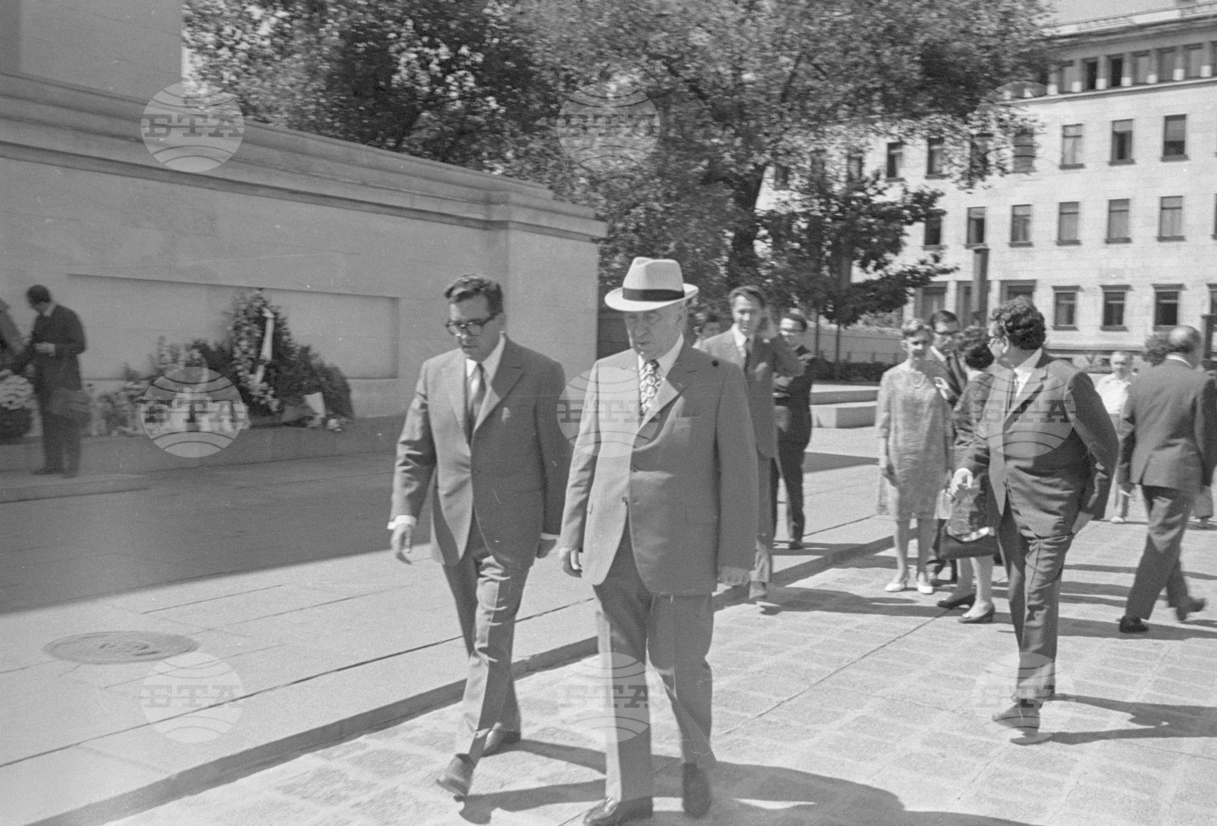 Луиджи Лонго положи венец пред Мавзолея на Георги Димитров