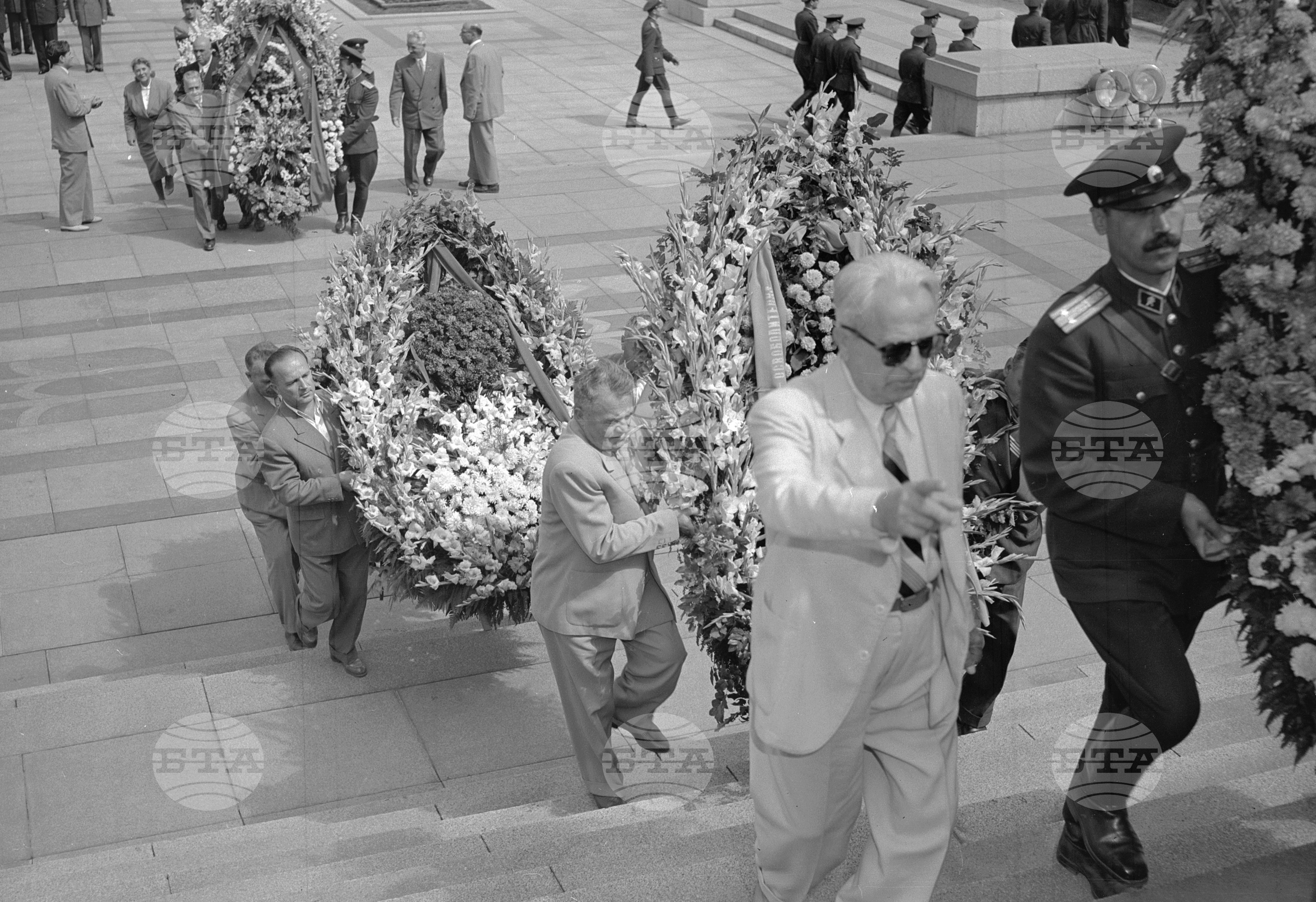 Венци пред Паметника на Съветската армия и Паметника на героите, загинали в борбата против фашизма