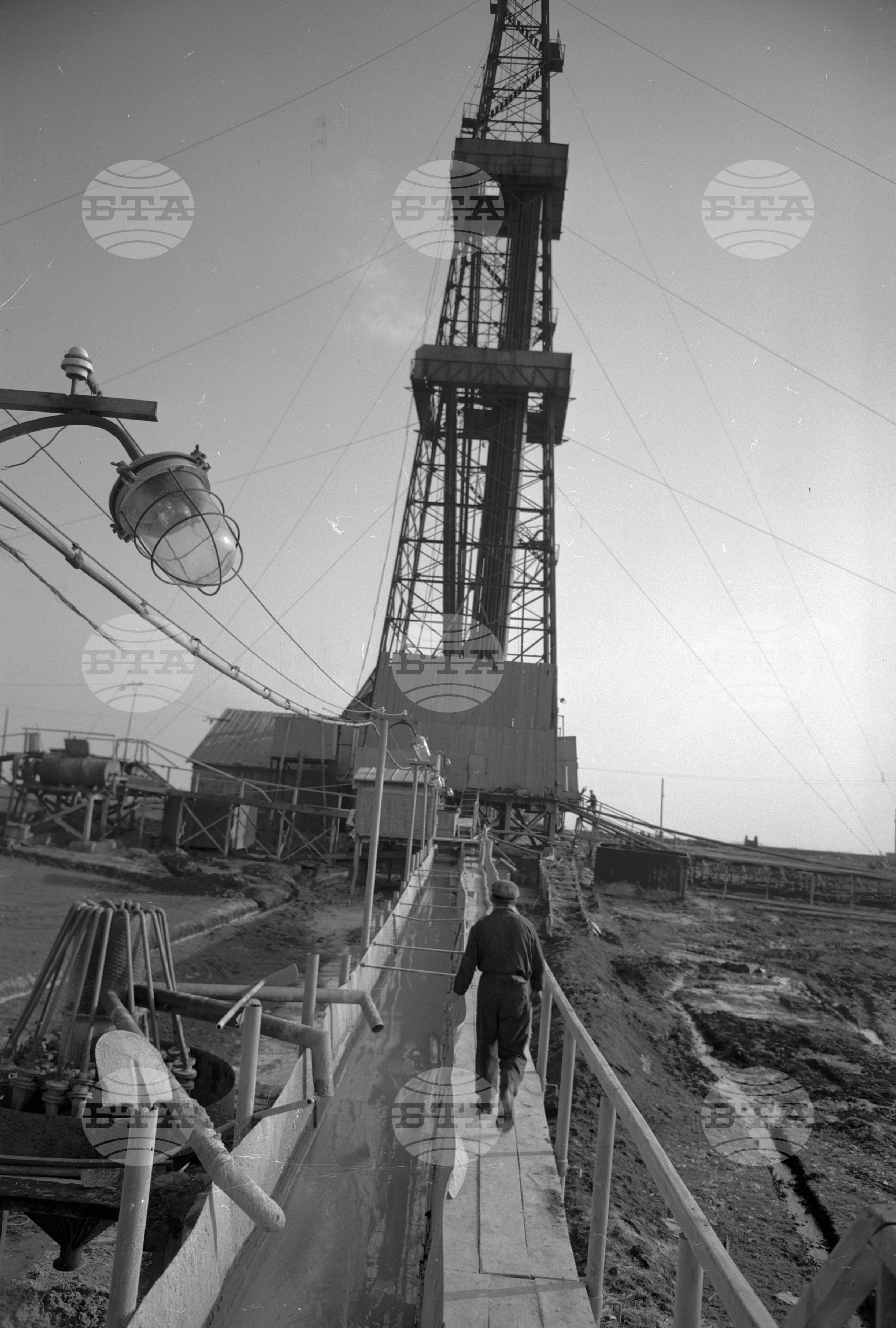 Нефтодобивници - Сондажна апаратура "Р-5" село Долни Дъбник