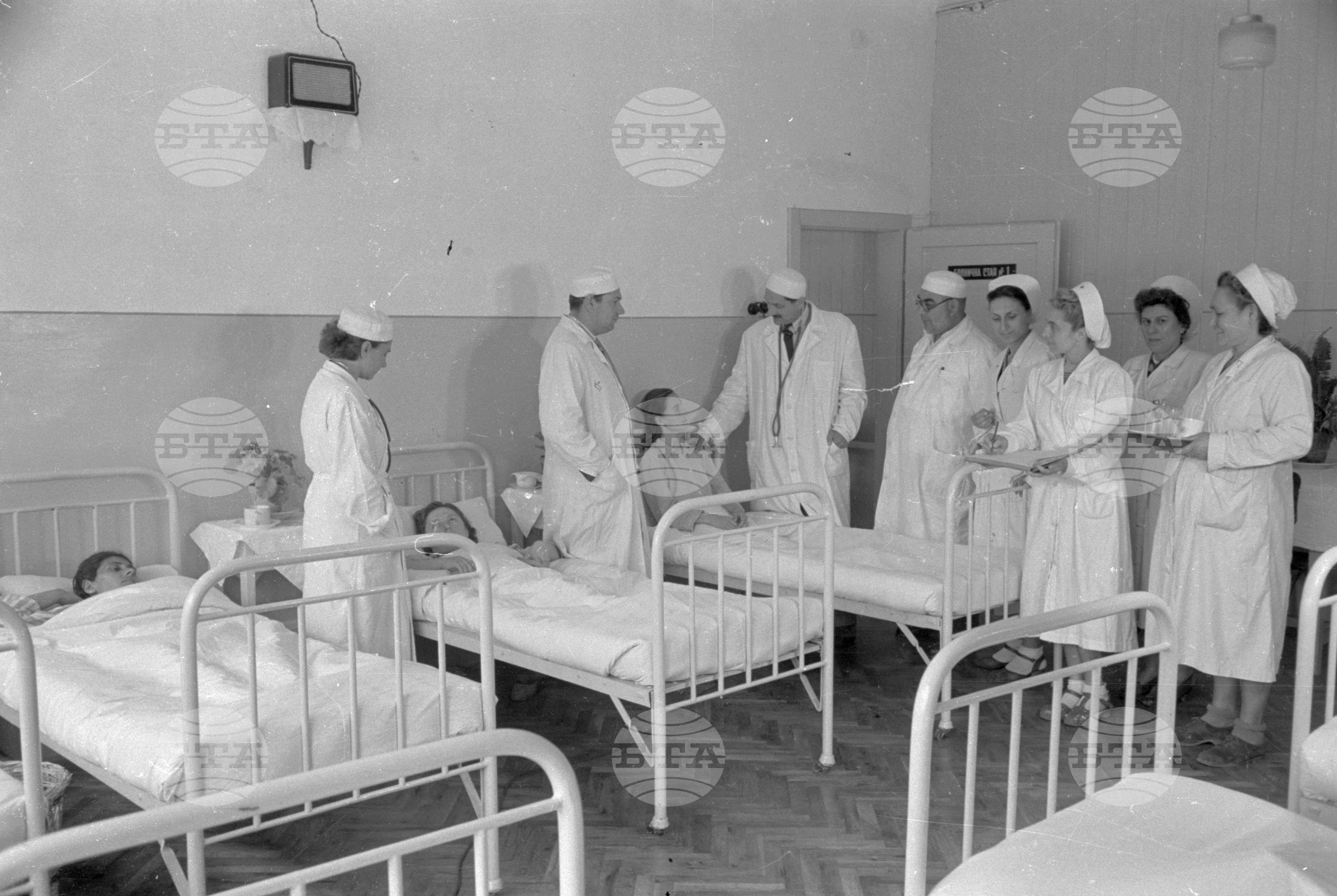 Из живота на работниците във ф-ка „1-ви май“ в Сталин (дн. Варна) - 1953 година
