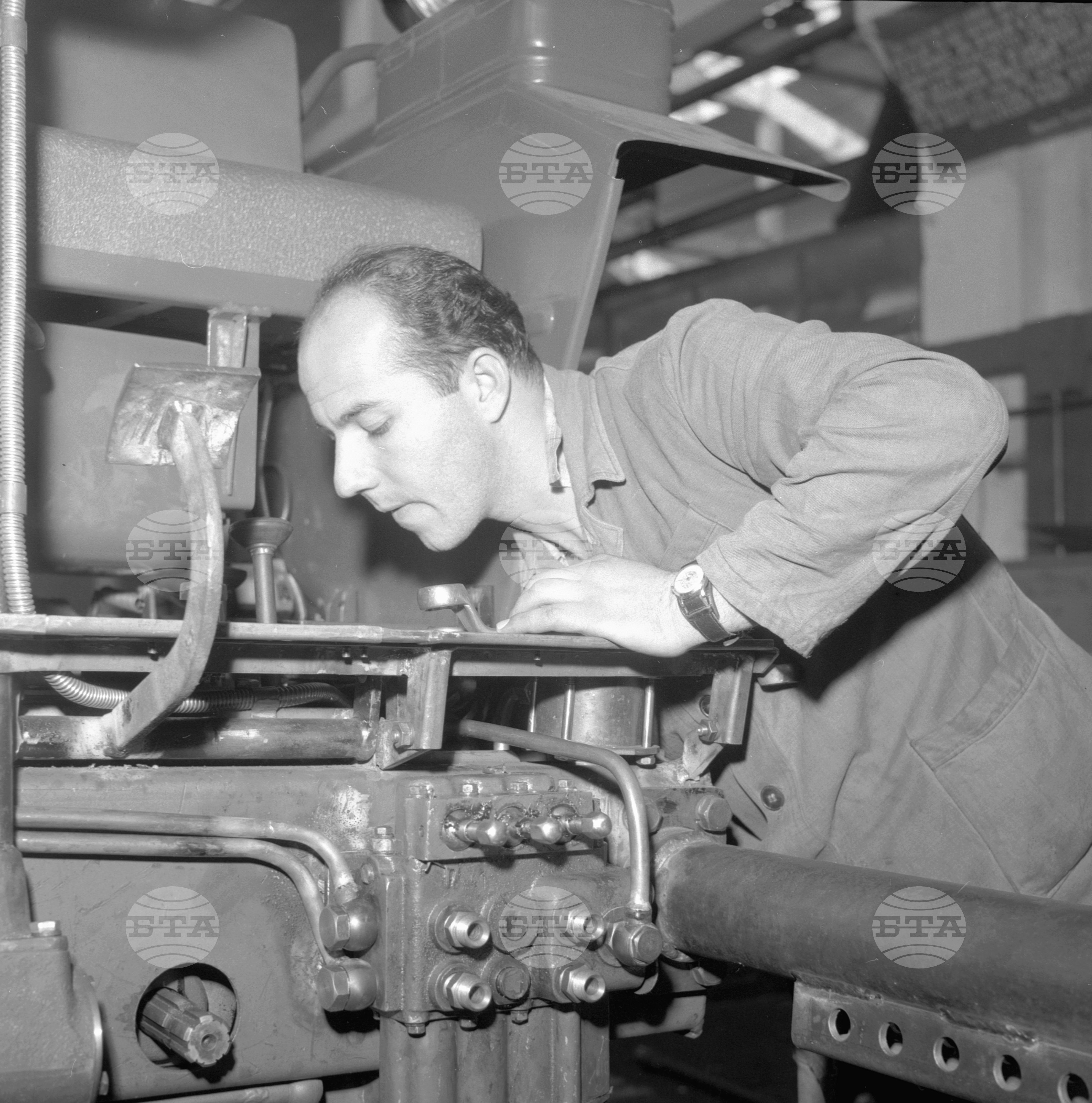 В Машиностроителния завод Коларовград (днес Шумен) - декември 1962 година