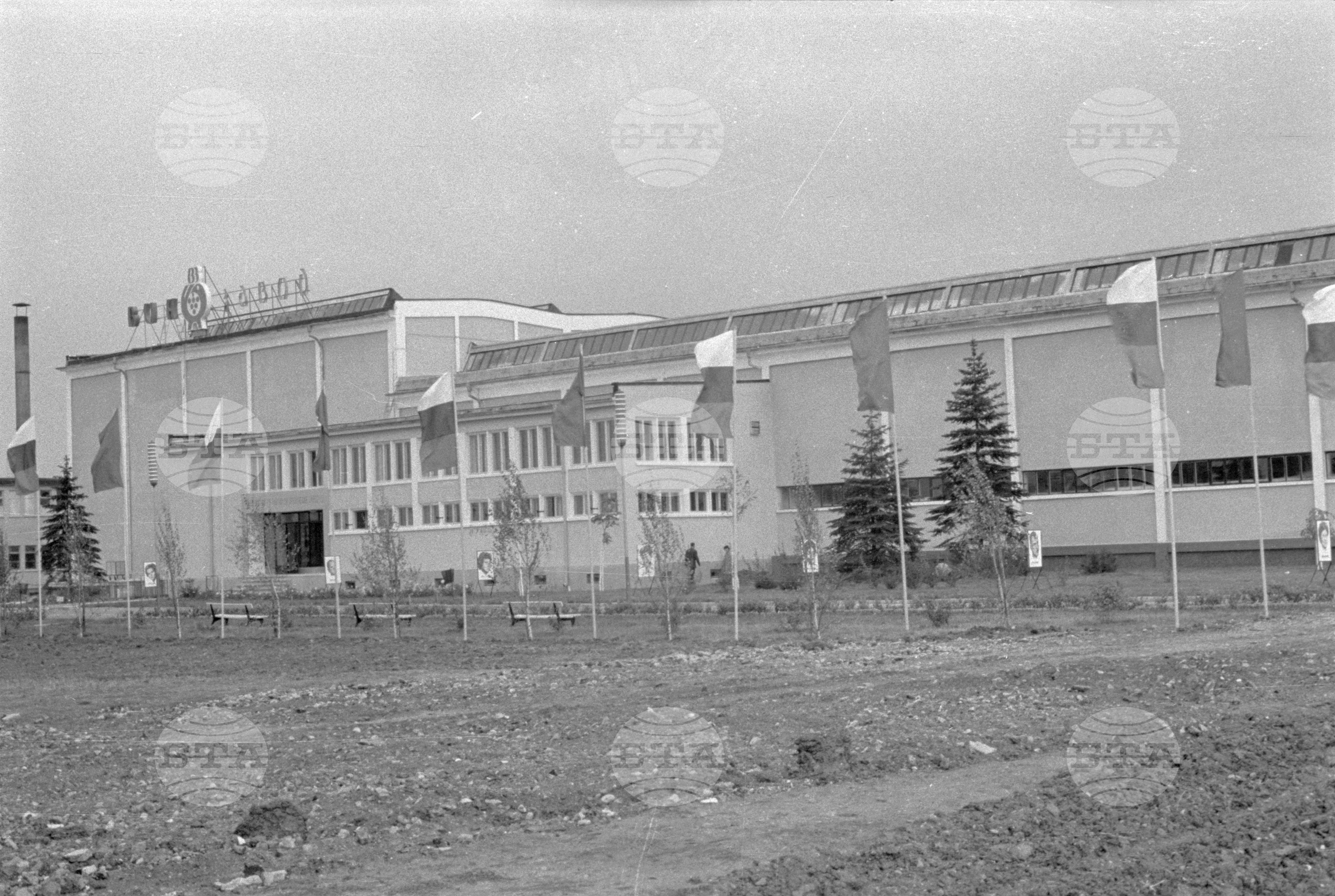 В завода за преработване и стабилизиране на вината край София-част 2
