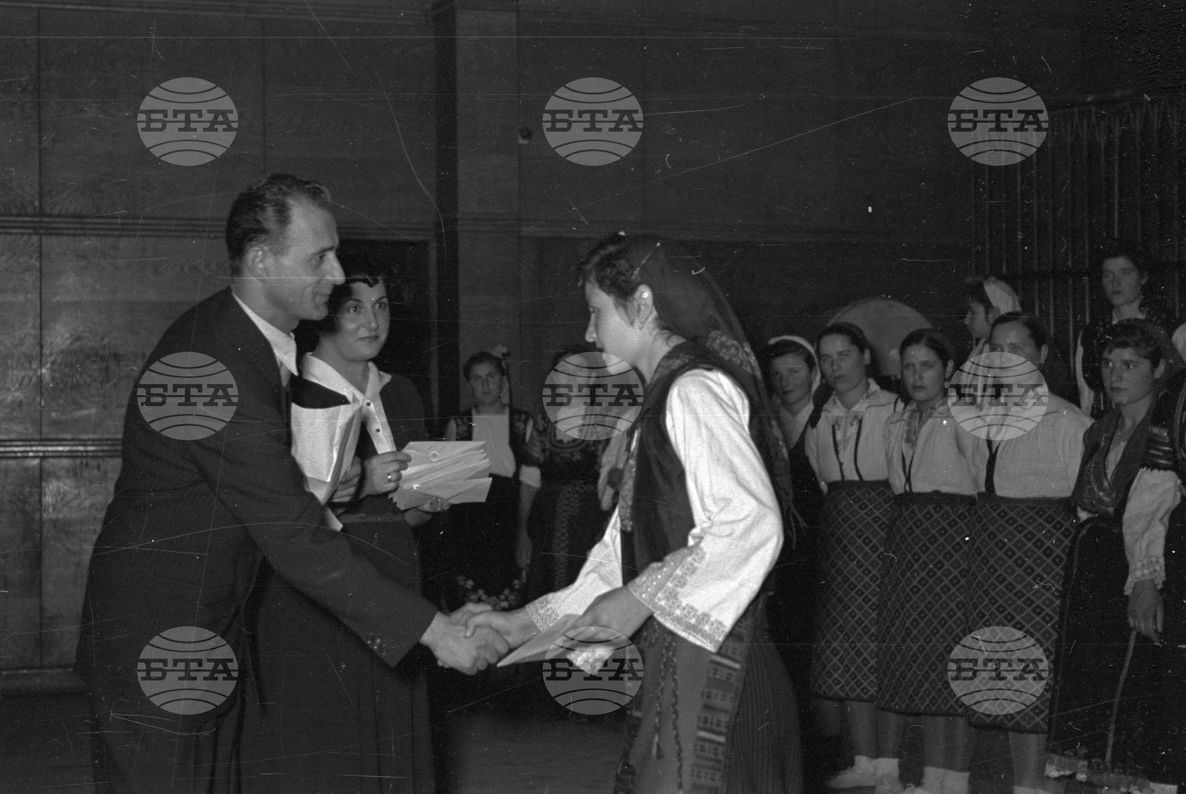 Националния преглед на народни певци и инструменталисти - 1953 година - награждаване на първенците