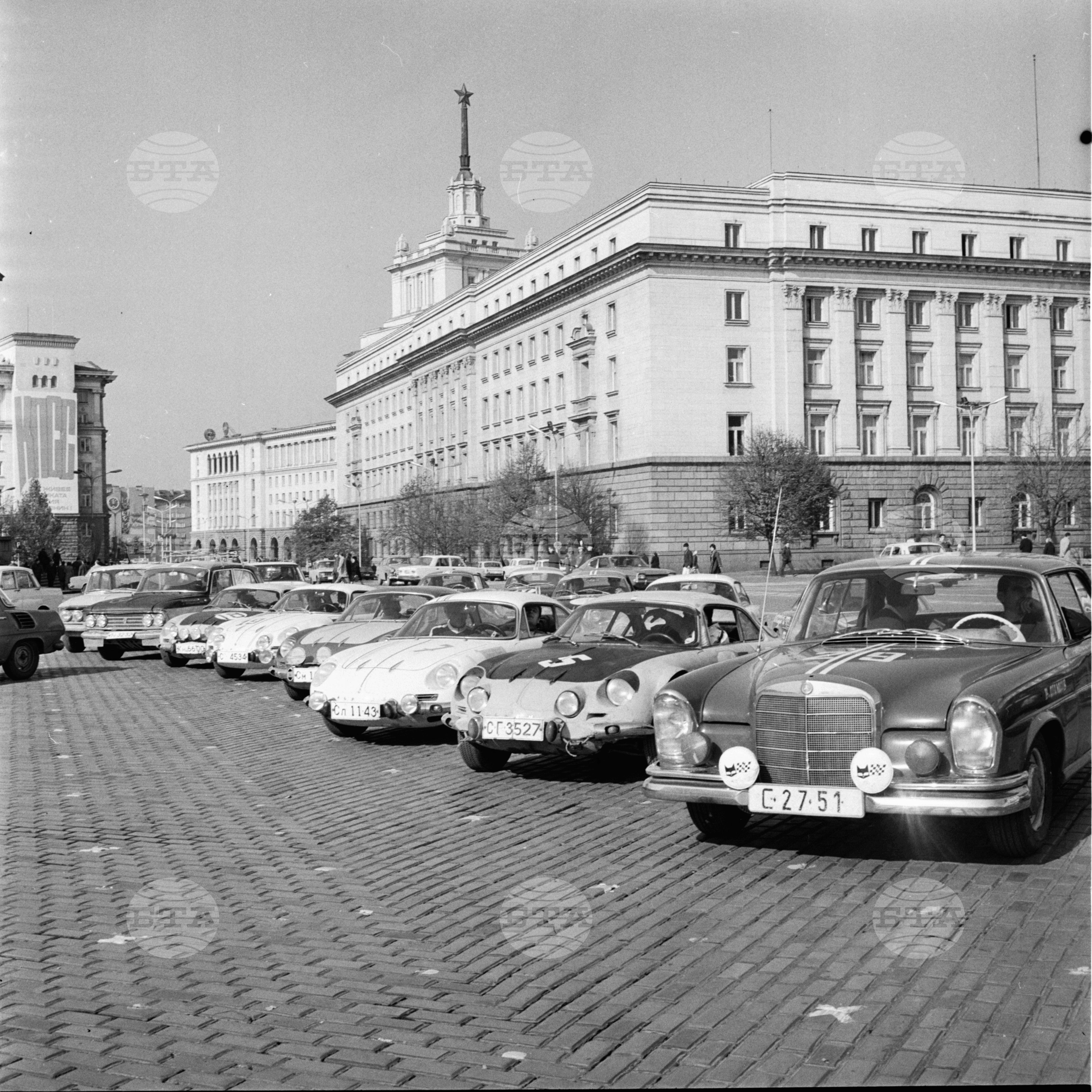 Откриване на автомобилната обиколка на България за 1971г и поднасяне на венци пред Мавзолея