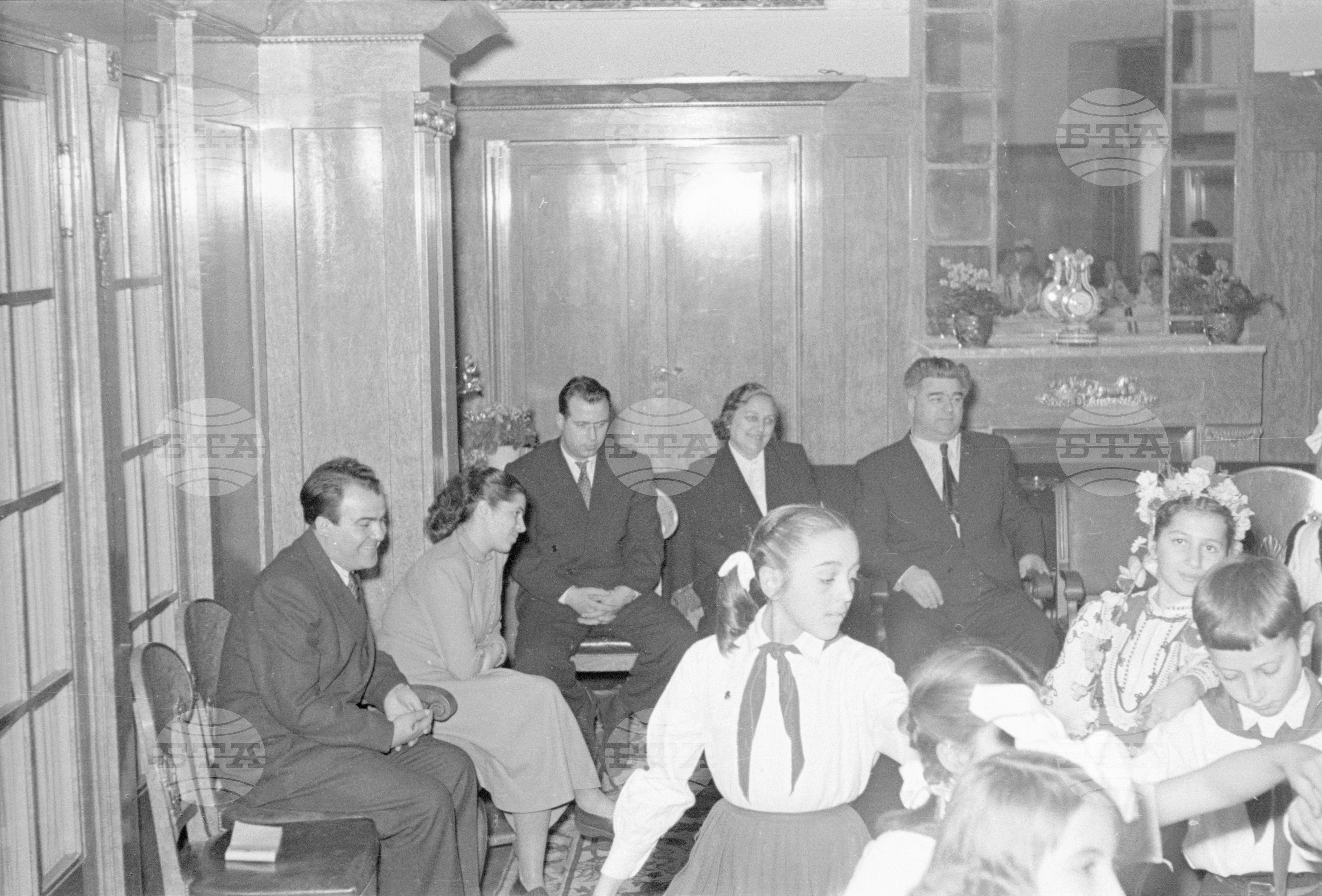 Пионери от Софийската пионерска организация честитят Новата 1953г. на другаря Вълко Червенков