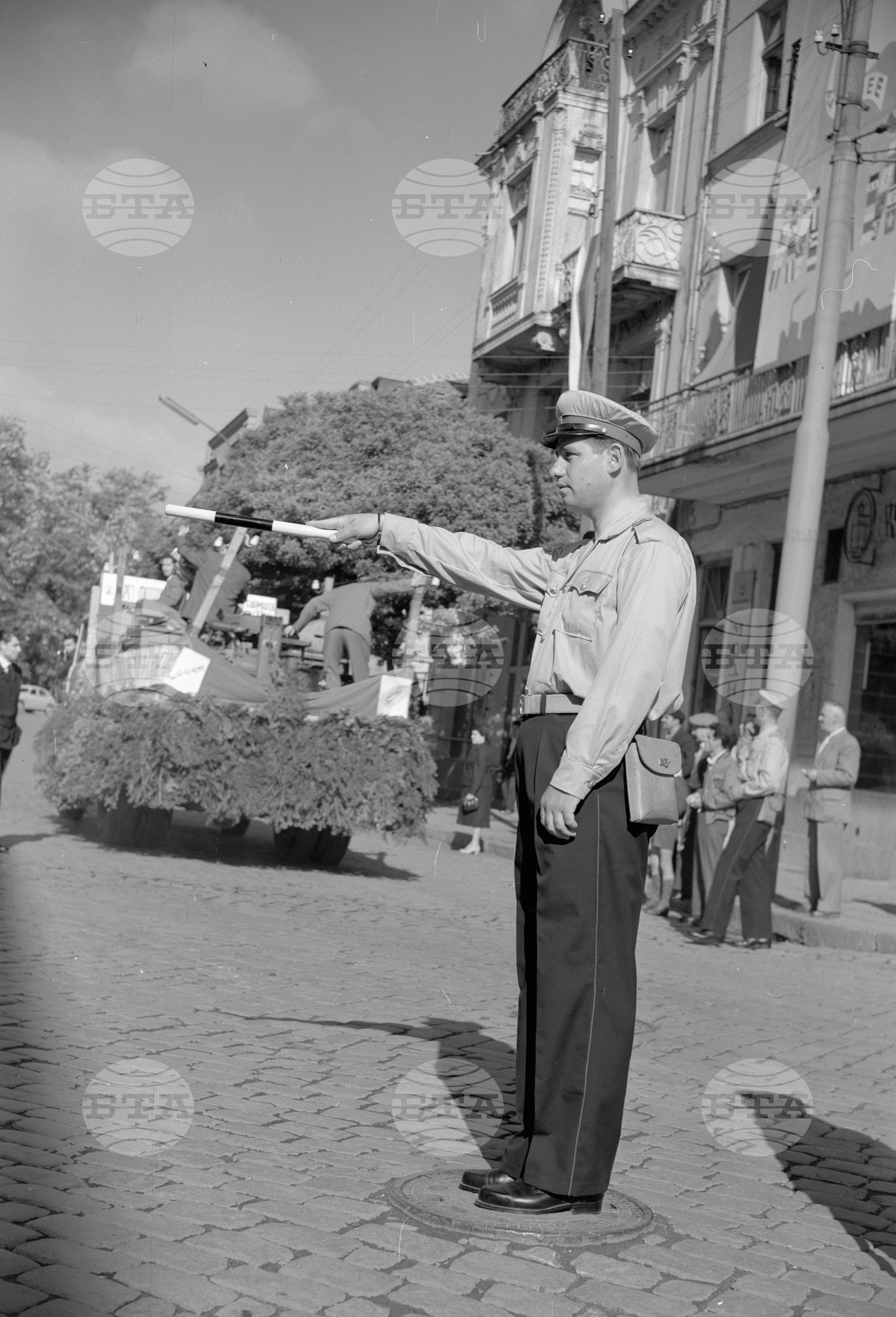 Величествената първомайска манифестация на трудещите се в Пловдив (1961)