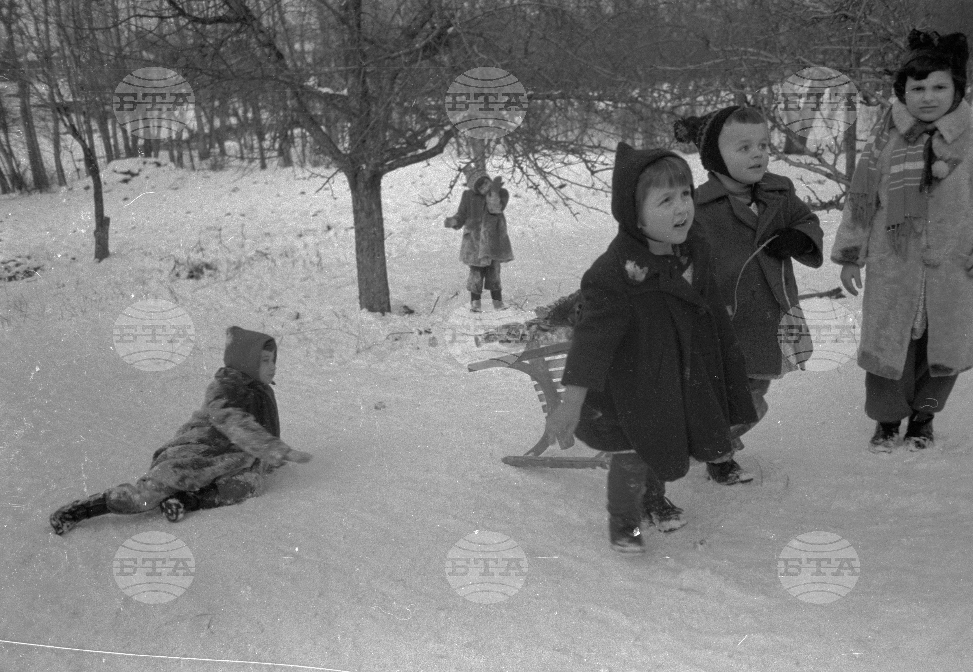 Зимни снимки в седмичната детска градина за деца на служители на МНО (Министерство на народната отбрана)