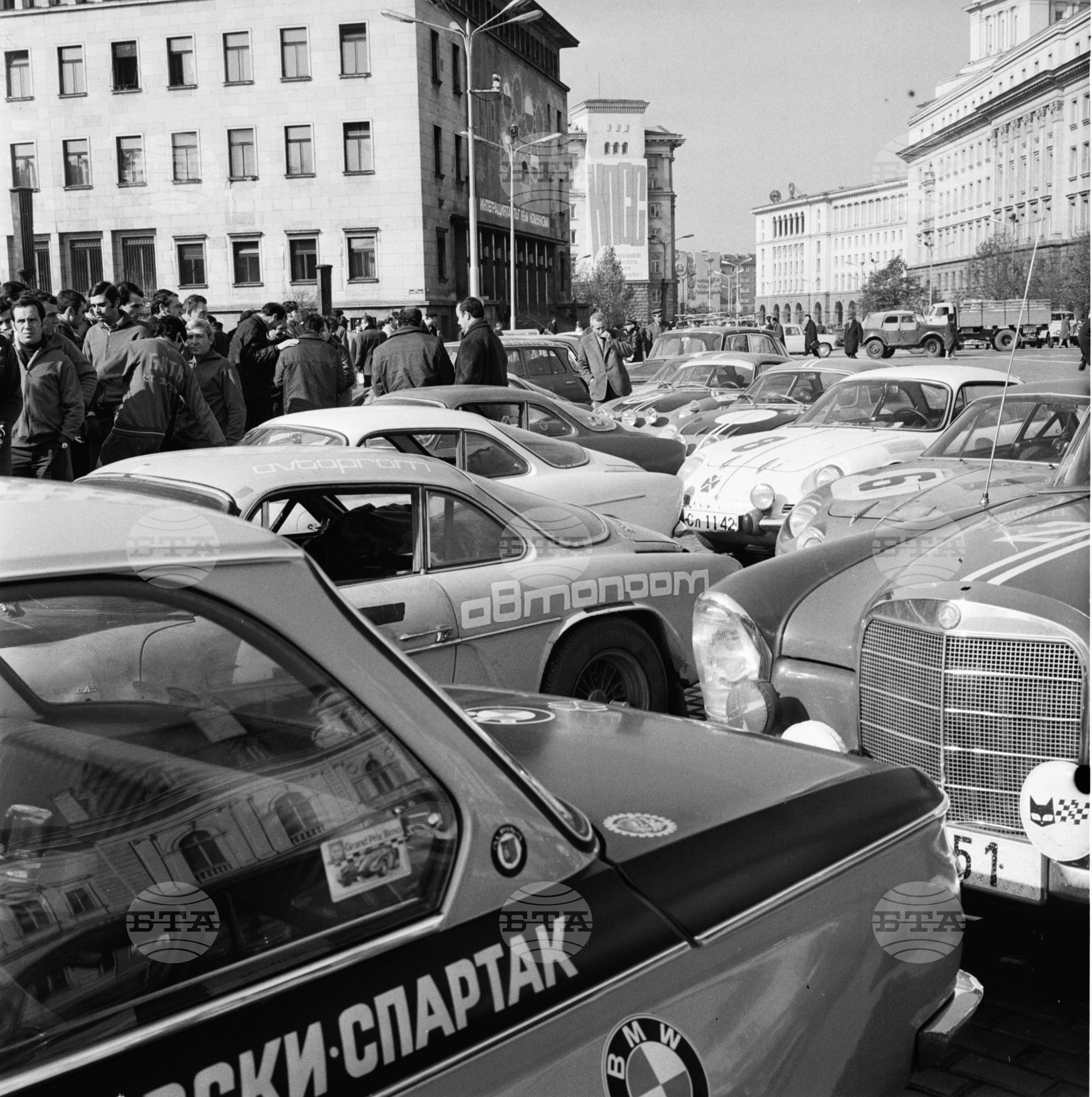 Откриване на автомобилната обиколка на България за 1971г и поднасяне на венци пред Мавзолея
