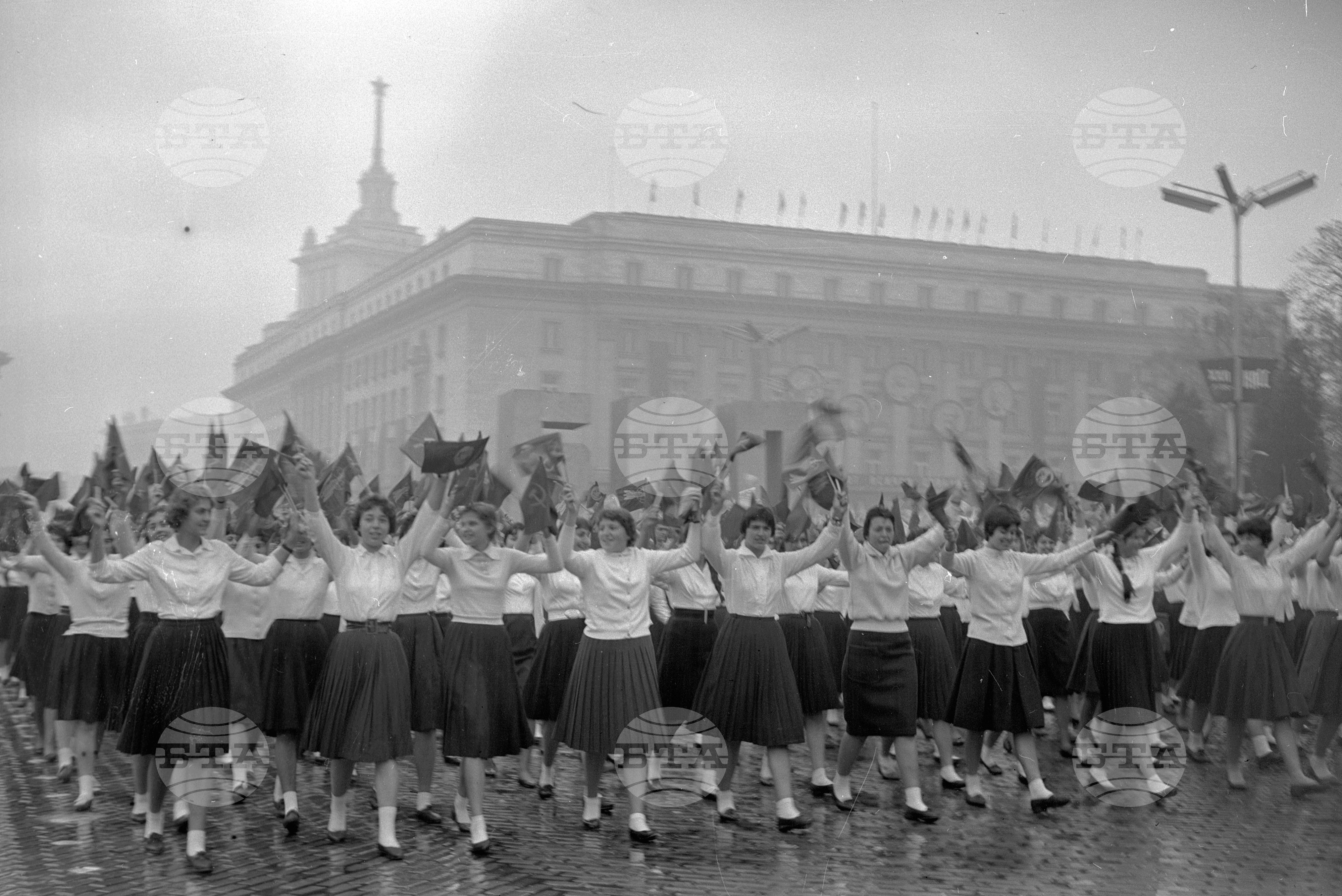 Величествената манифестация на трудещите се в София по случай 44-годишнината от Октомврийската социалистическа революция част 4
