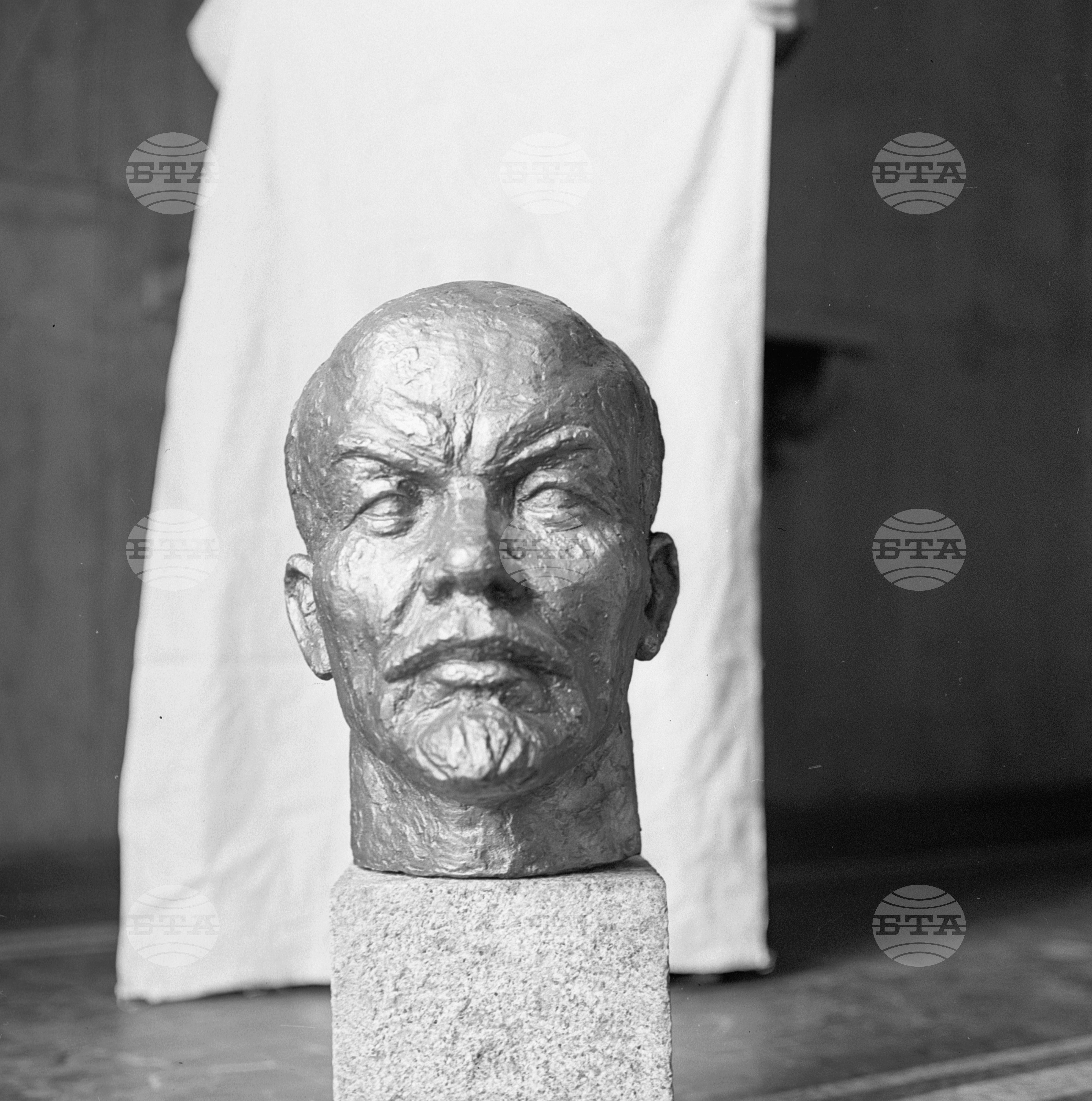 Склупторна изложба на самодейци към профсъюзния дом "Георги Димитров"