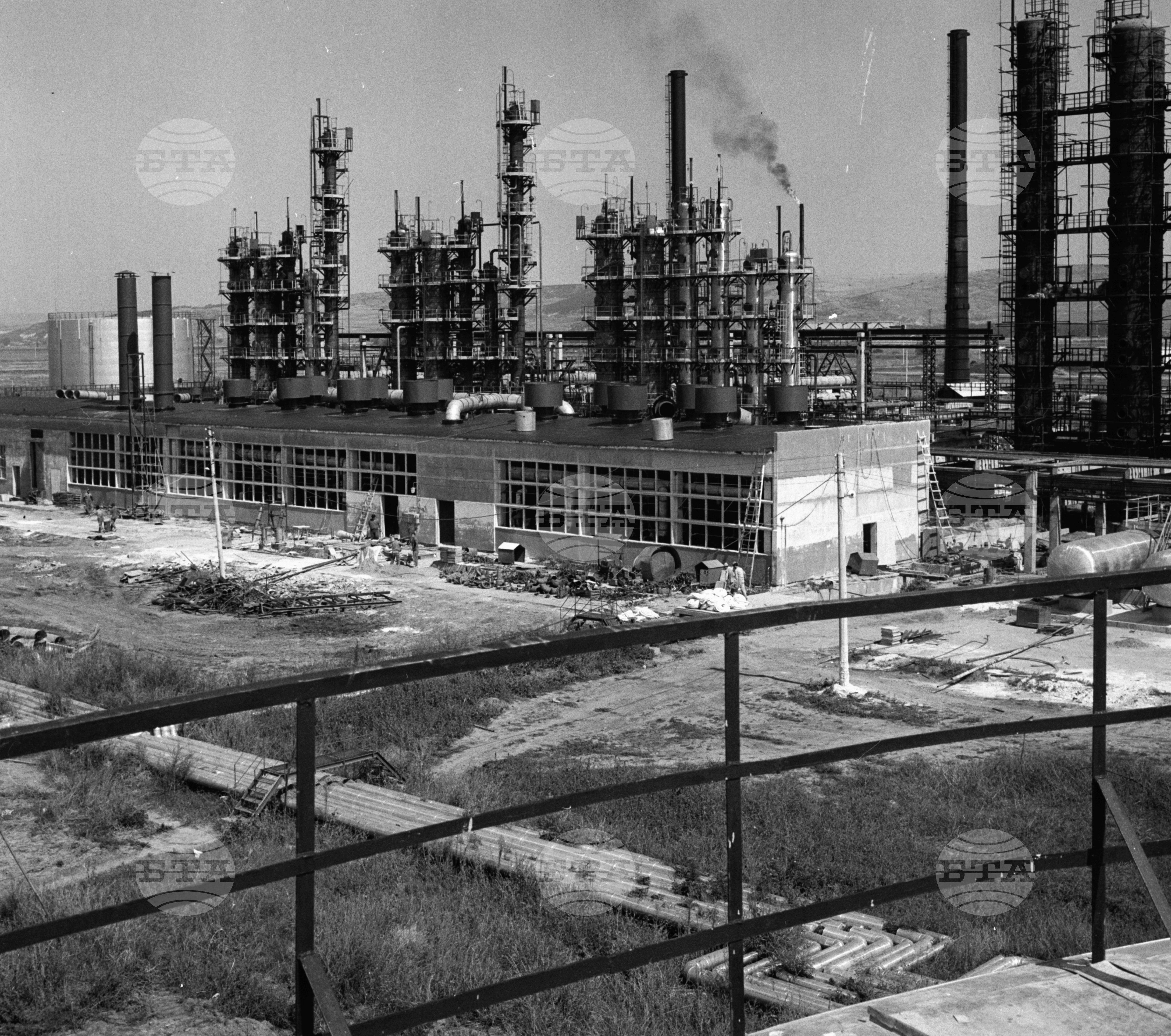 Напрегнати дни на строежа на Нефтохимическия комбинат край Плевен
