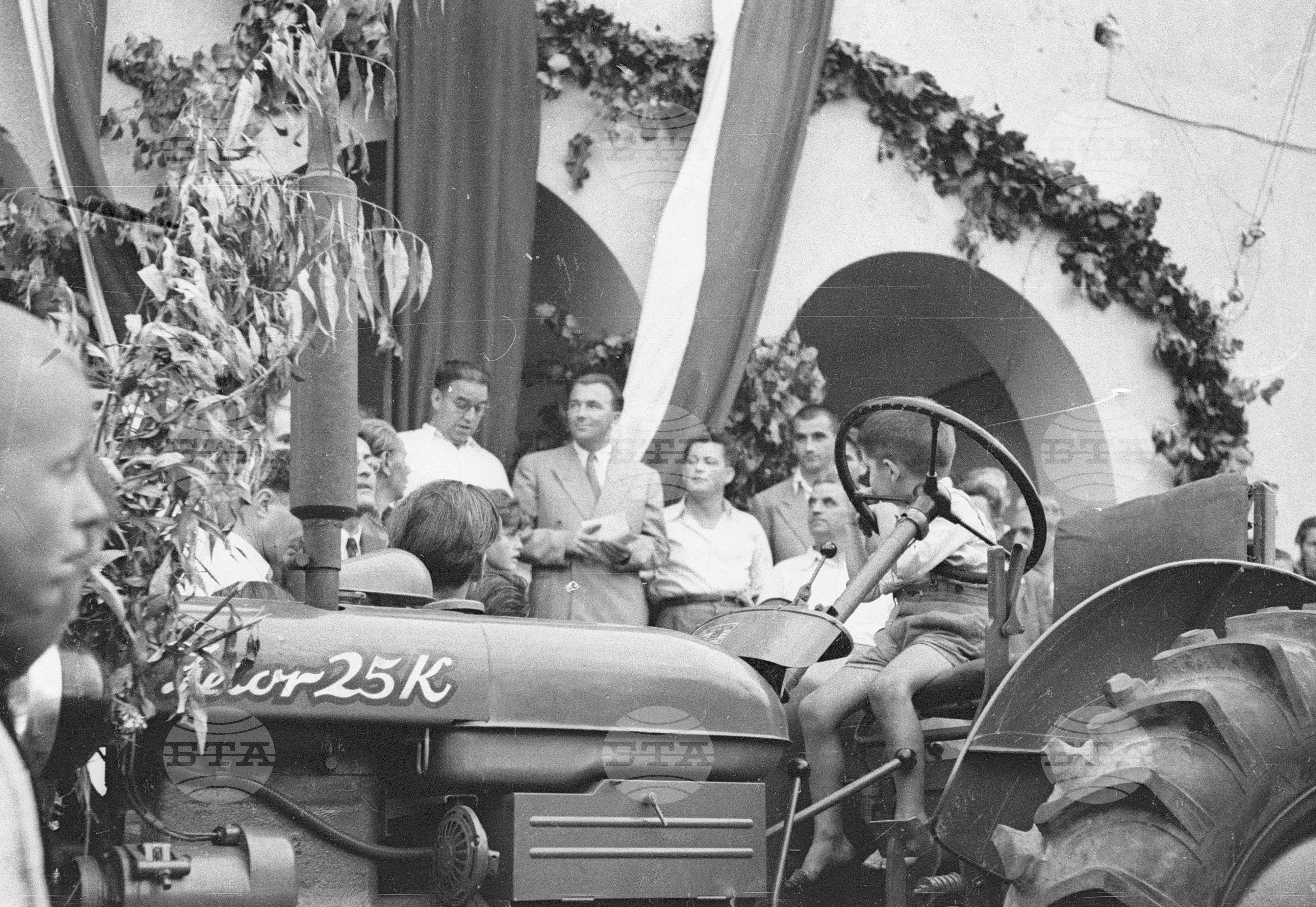 Подаряване на трактори в Поповица, 1951