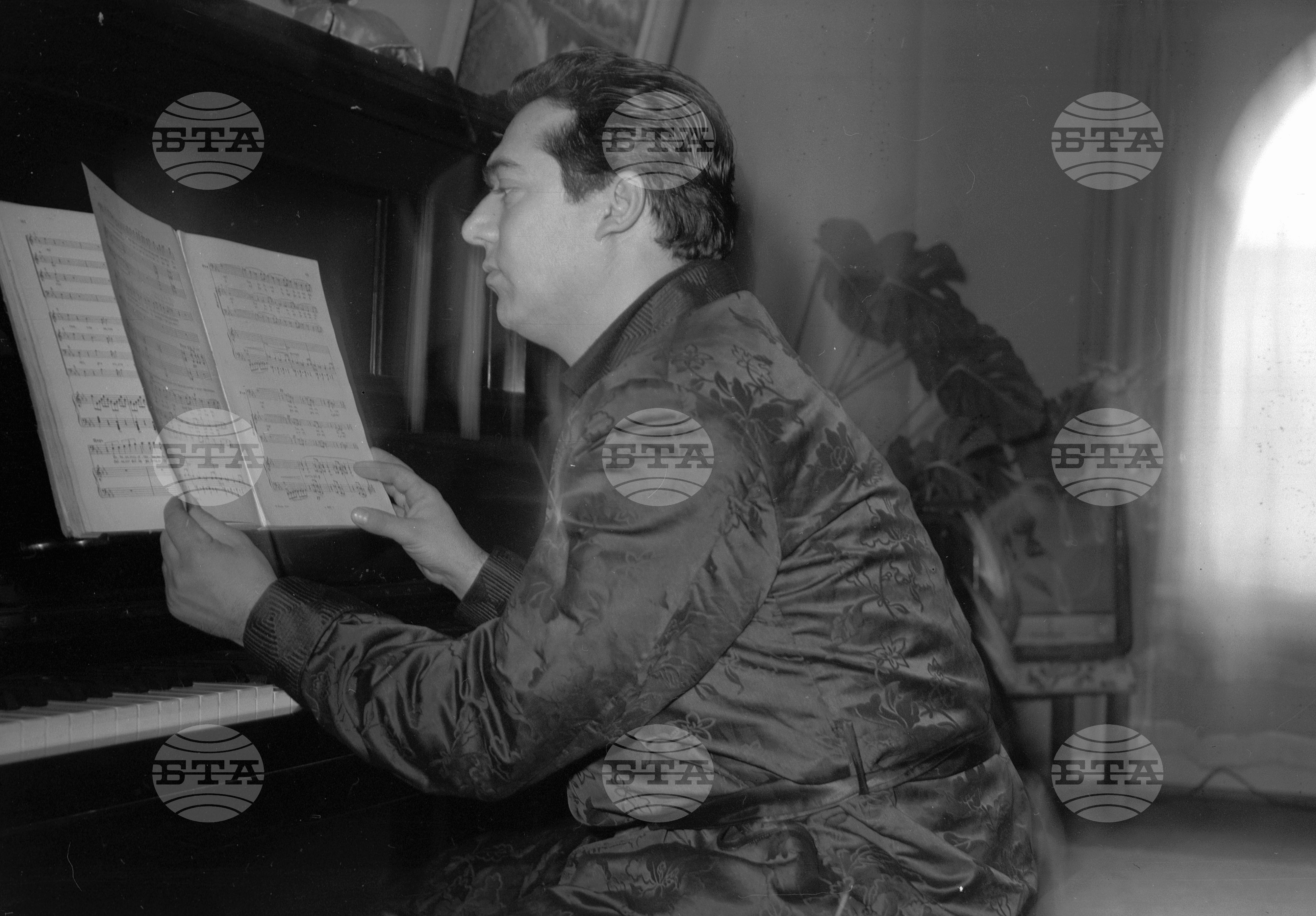 Из личния живот на артиста Никола Николов от Софийската народна опера