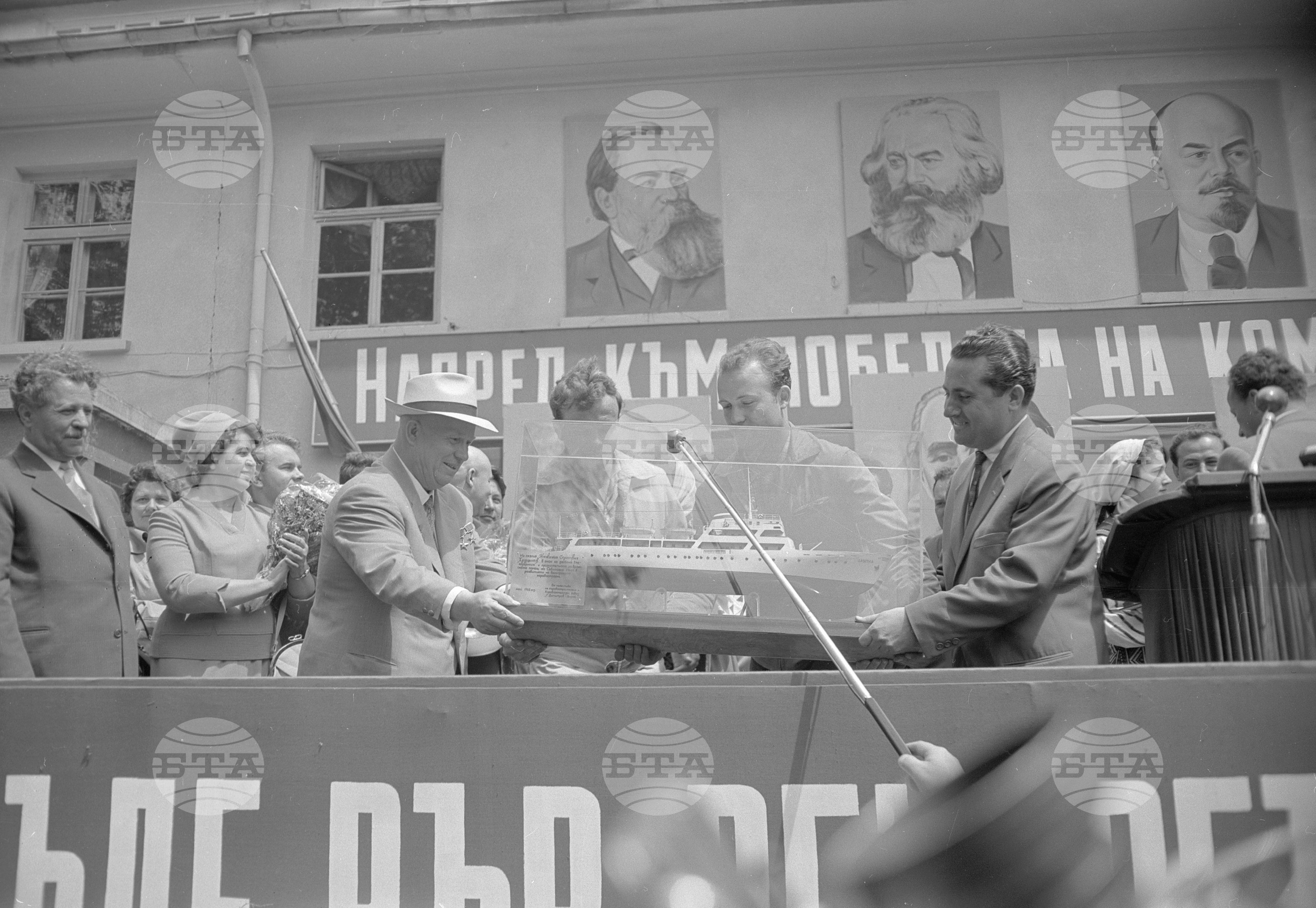 Посещение на Съветската партийно-правителствена делегация в корабостроителния и кораборемонтния завод "Георги Димитров" Варна част 2
