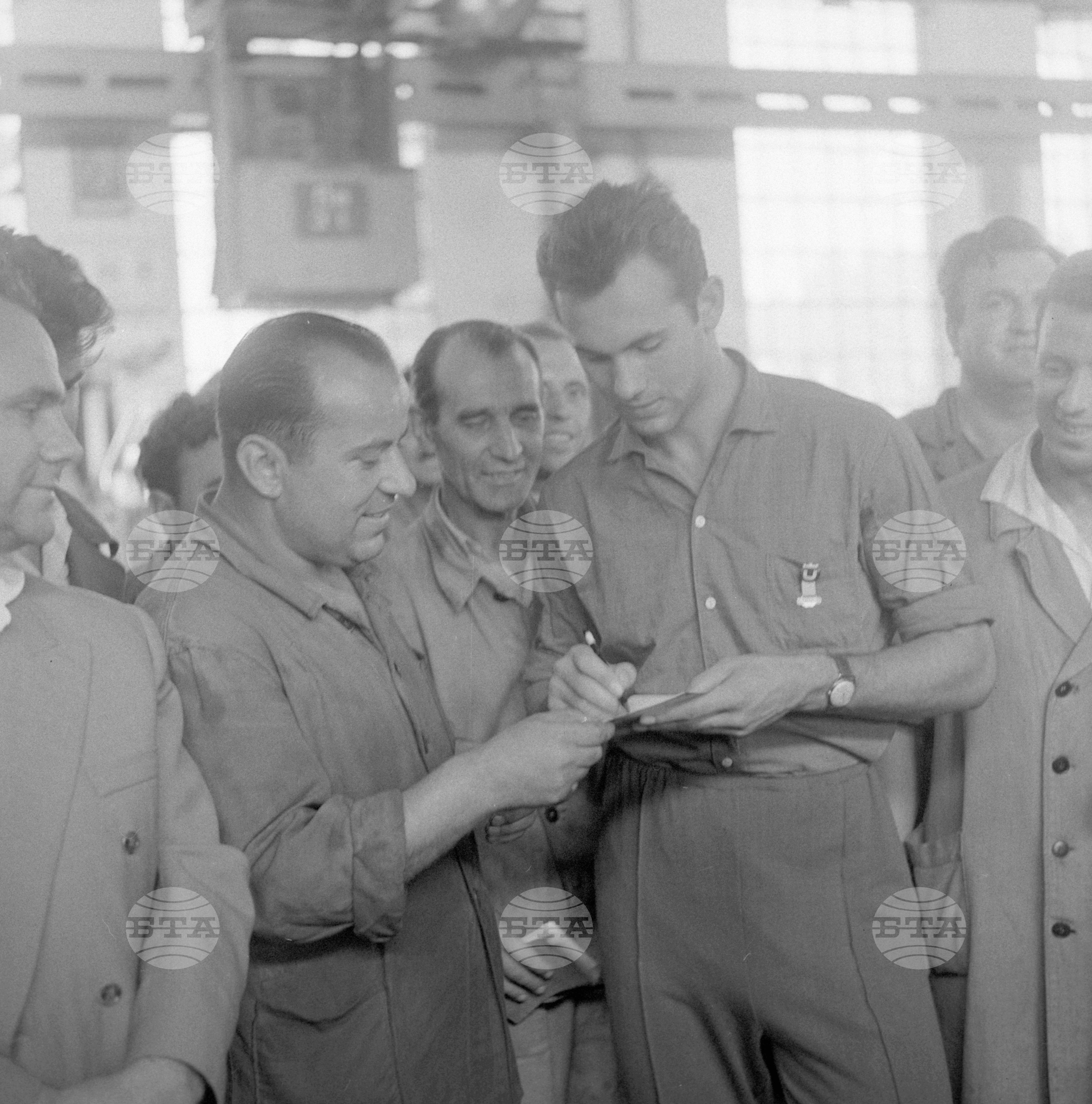 Посещение на съветската спортна делегация в ЖП завод "Г. Димитров" - София