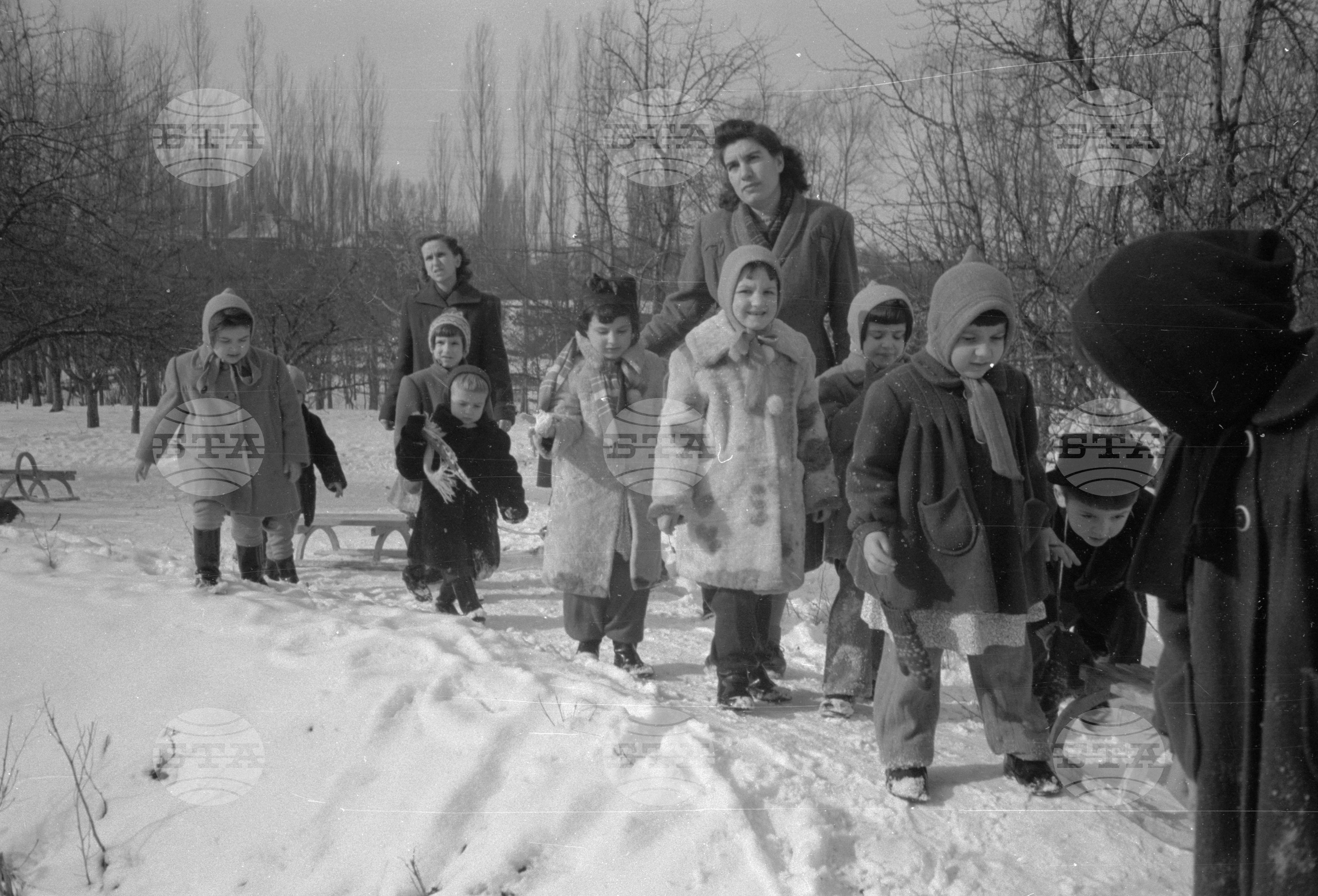 Зимни снимки в седмичната детска градина за деца на служители на МНО (Министерство на народната отбрана)