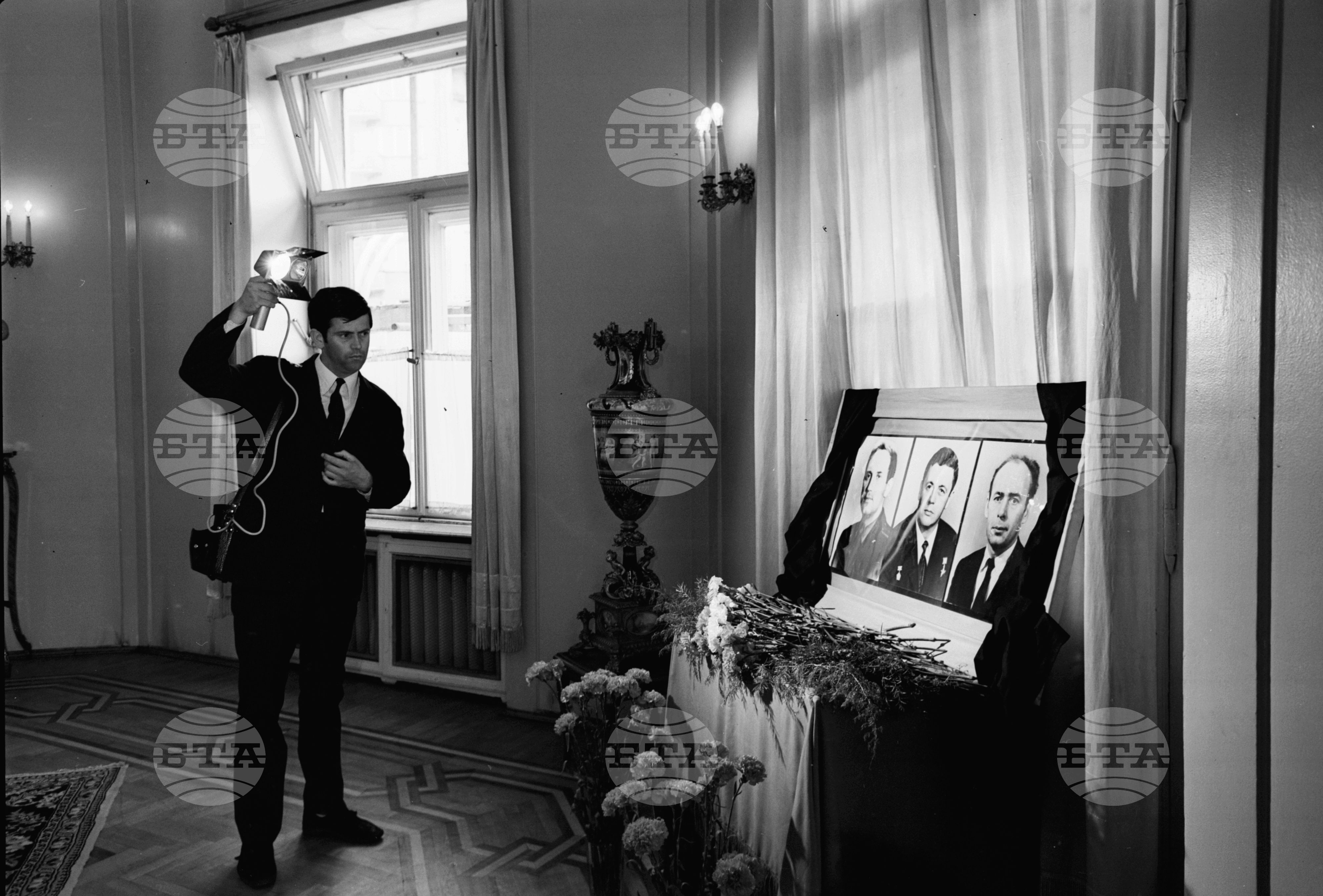 Партийни и държавни ръководители изказват съболезнувания в съветското посолство, по случай гибелта на тримата съветски космонавти