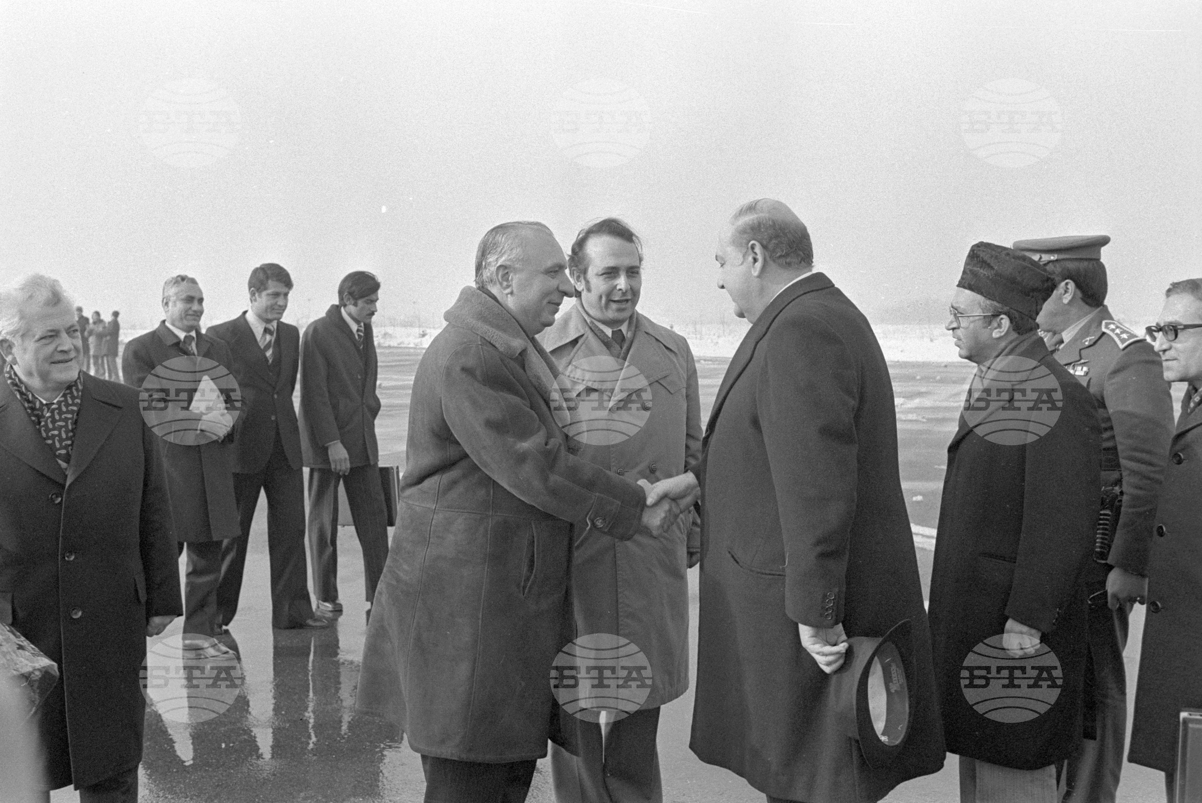 100 години от Освобождението на София - венци пред Паметника на освободителите