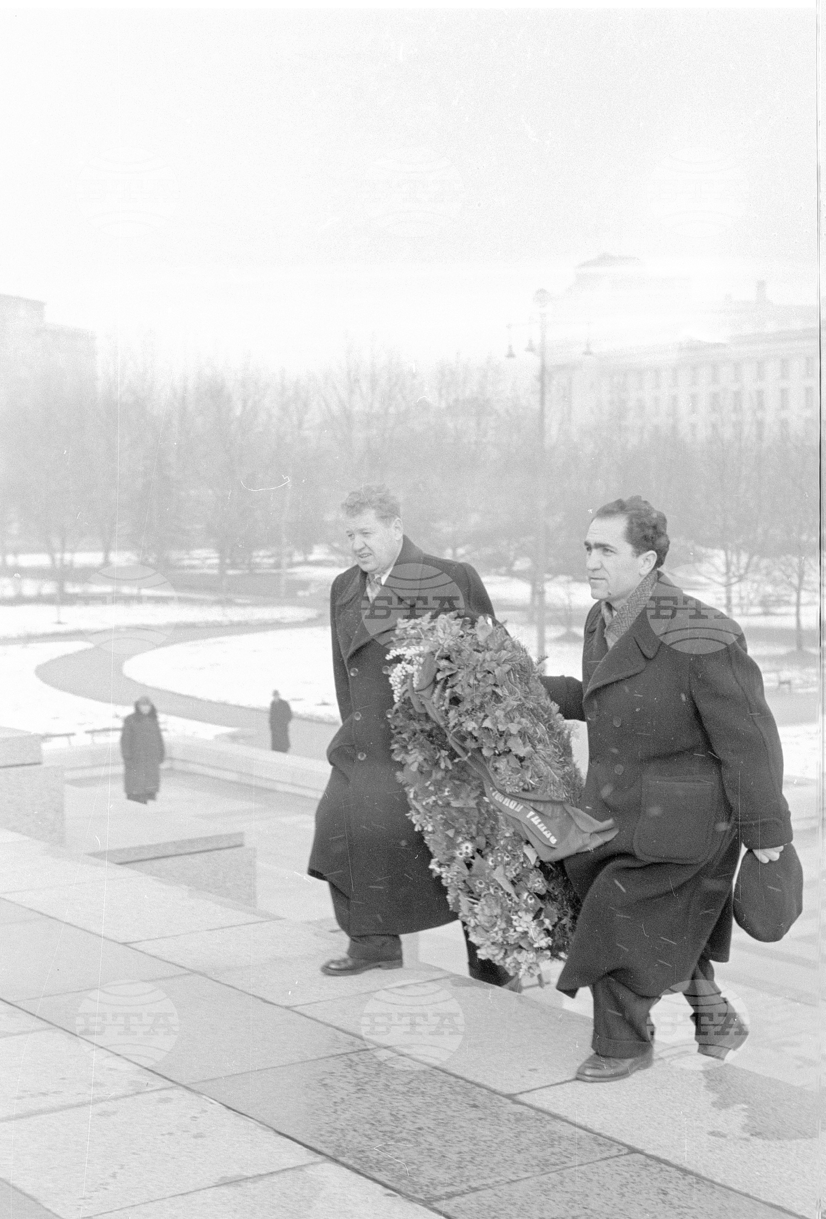 Полагане на венци пред паметника на Съветската армия от членове на изпълкома на Софийския градски народен съвет