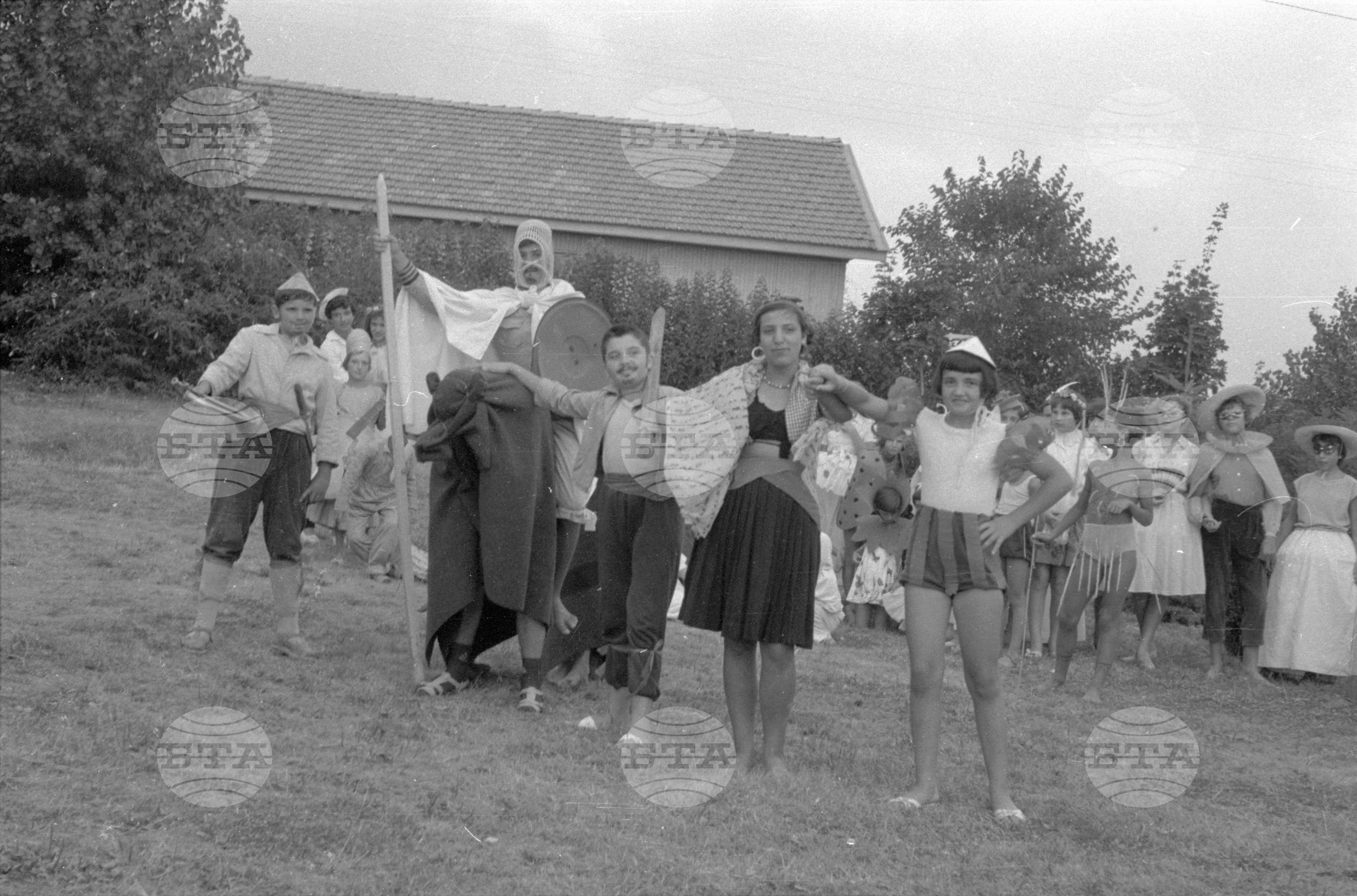 Пионери от Министерството на земеделието на плажа в Несебър 1962г