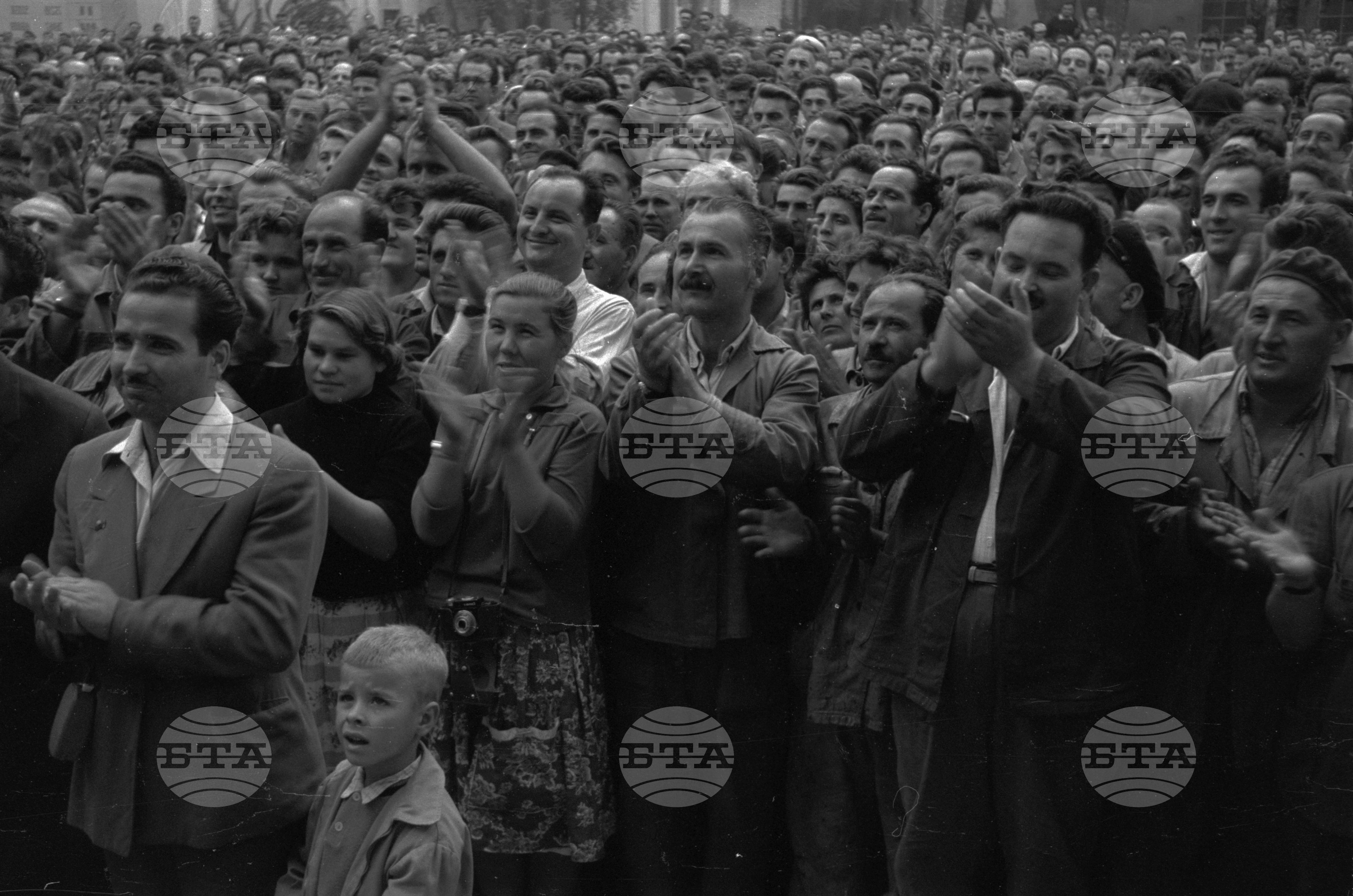 Ентусиазираният митинг в Корабостроителния завод "Георги Димитров" във Варна